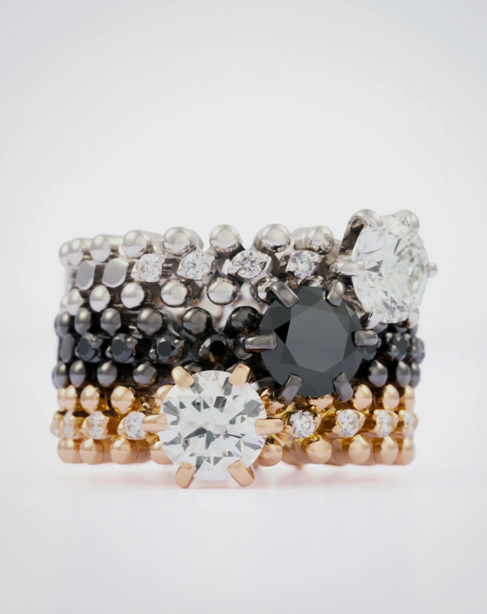 One becomes three, and a new story unfolds. In UNICO, white, black and rose gold meet in a refined interplay of contrasts, light and character. Three rings, three distinct expressions, brought together in a composition that is ever-evolving.

#Serafi
