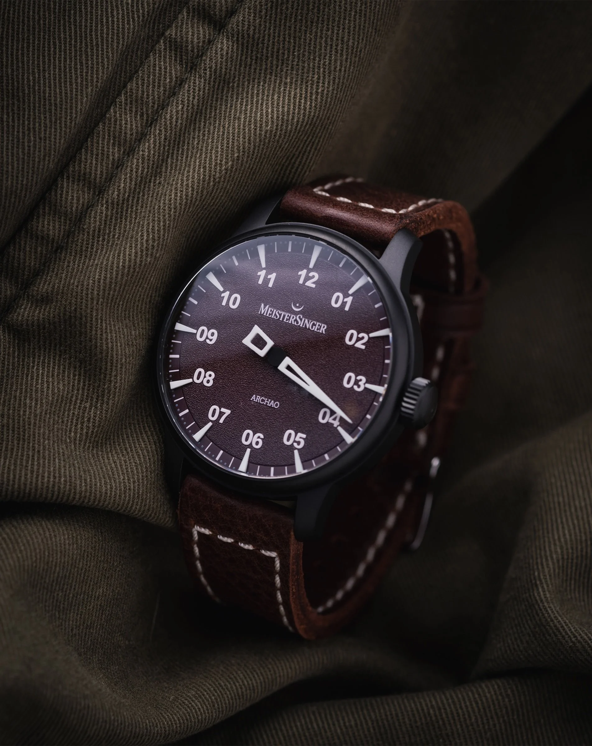 The @meistersinger_watches Archao, where timeless design meets the art of single-hand timekeeping. A distinctive expression of craftsmanship and individuality.

#MeisterSinger #MeisterSingerArchao #SingleHandWatch #Watchmaking #Horology
