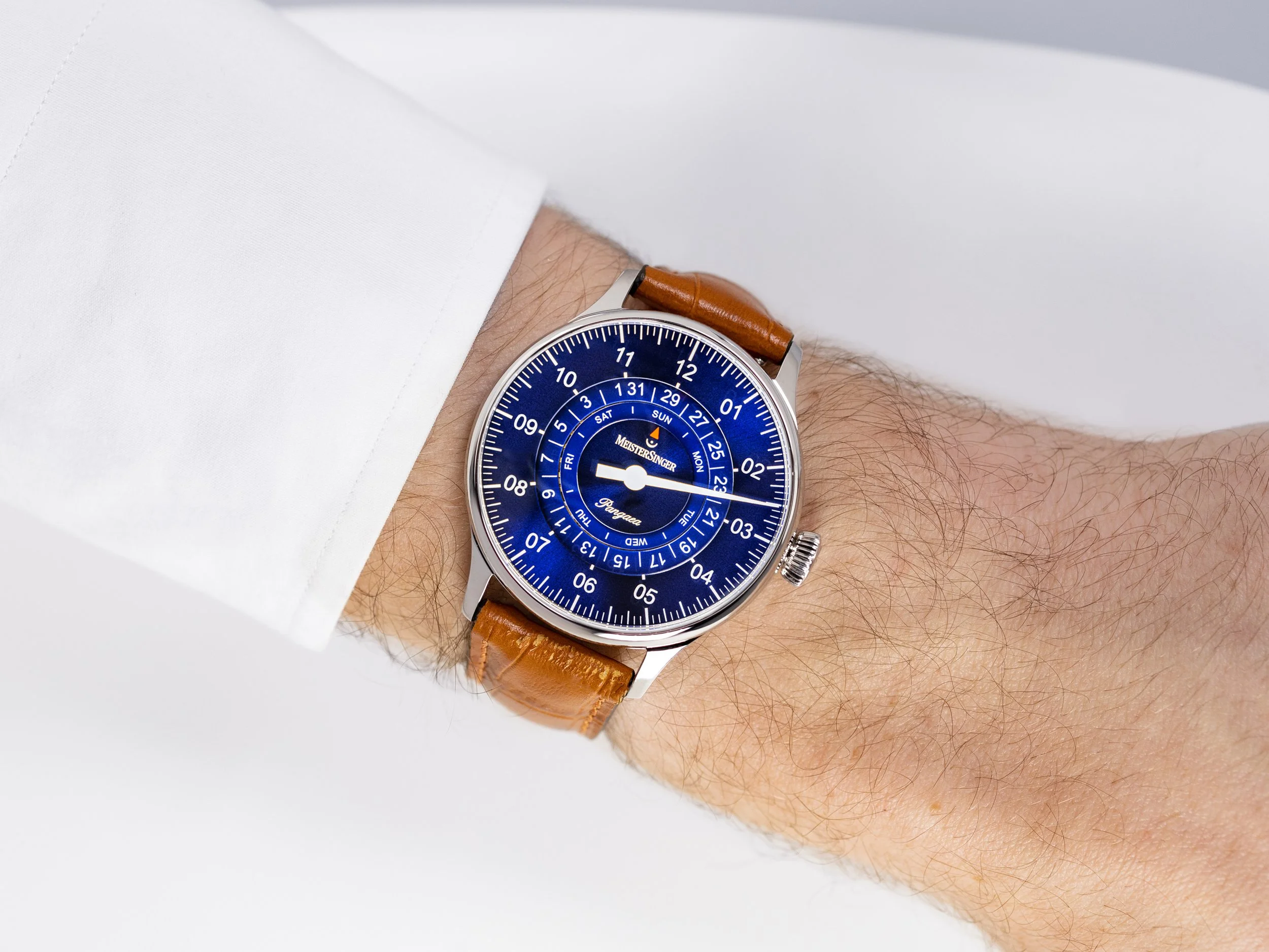 MeisterSinger_PangaeaDD_PDD908_SG03_Wristshot_Landscape.jpg