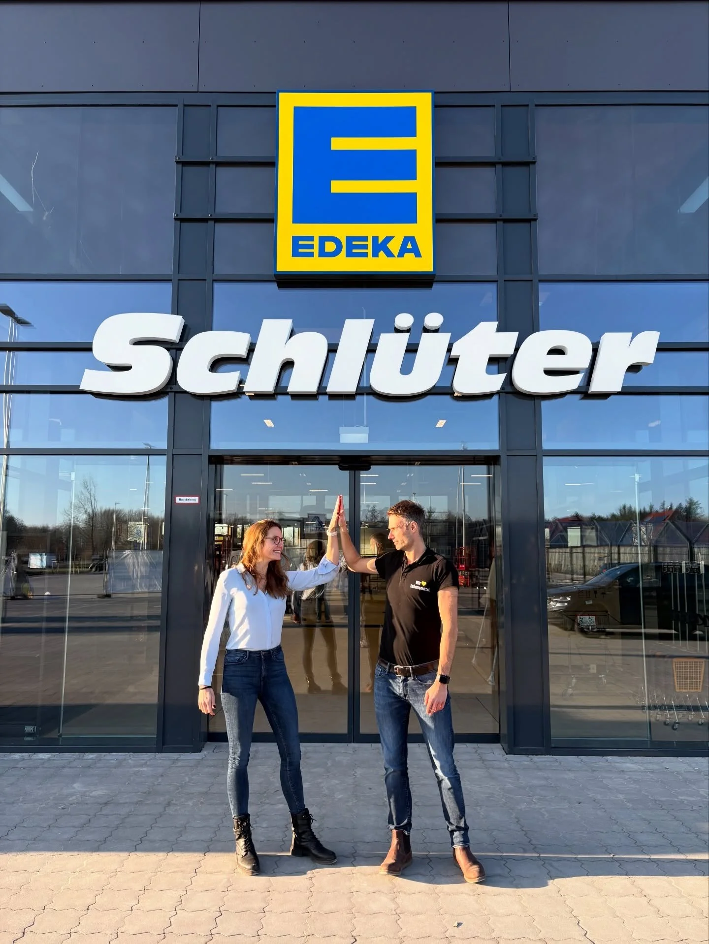 High Five f&uuml;rs Team 🙌
Ein neues Kapitel steht bevor &ndash; und wir k&ouml;nnten uns kein besseres Team w&uuml;nschen.
Alt und neu, unterschiedlich und doch verbunden.
Gemeinsam in den neuen Markt.
Mit einem Team, das zusammenh&auml;lt, anpackt