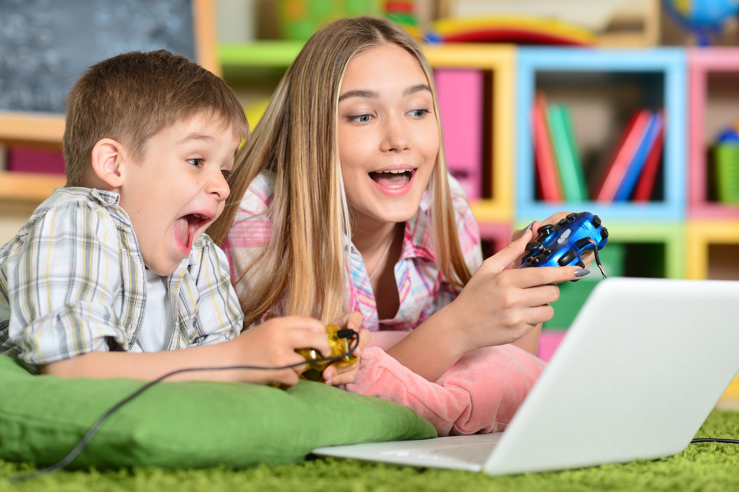 brother-sister-playing-computer-game-laptop.jpg