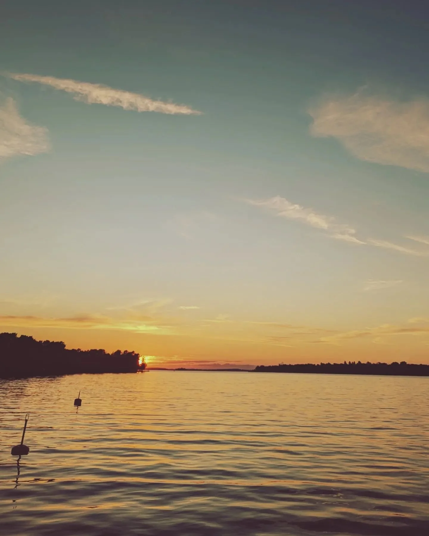 Hemkommen efter en veckas segling i sj&ouml;n M&auml;laren! 
Jag och familjen har njutit av soliga dagar, lagom vind och mycket bad. 

Varje dag har jag haft som m&aring;l att f&ouml;rs&ouml;ka skriva n&aring;gra ord. Med inspiration fr&aring;n @forf