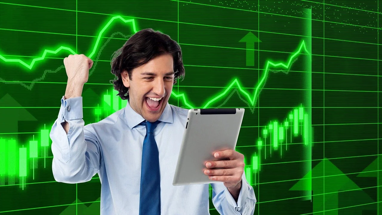 Hombre de negocios celebrando con gráficos de bolsa en fondo digital de cotizaciones en verde