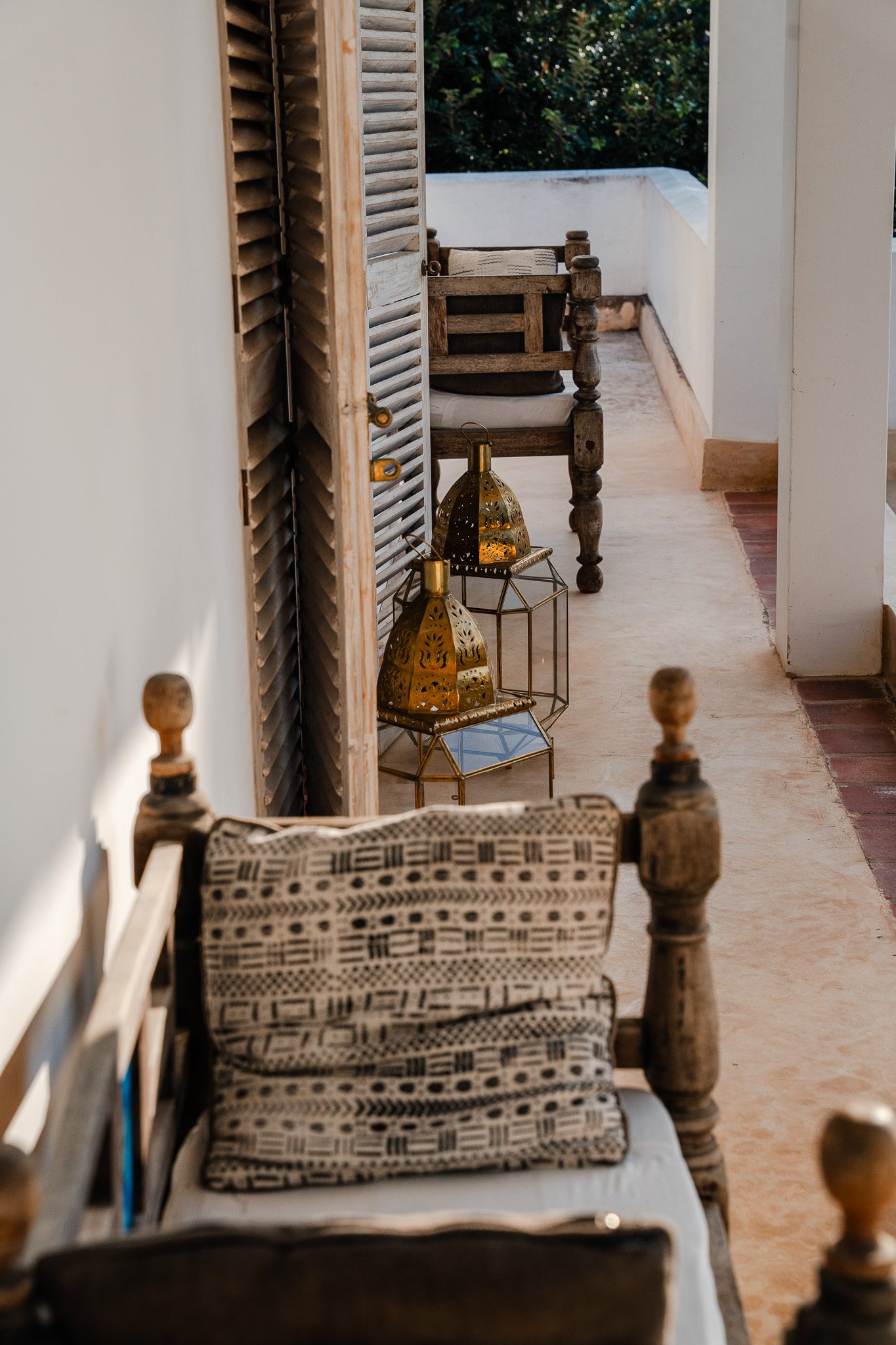 Maridadi balcony seating.