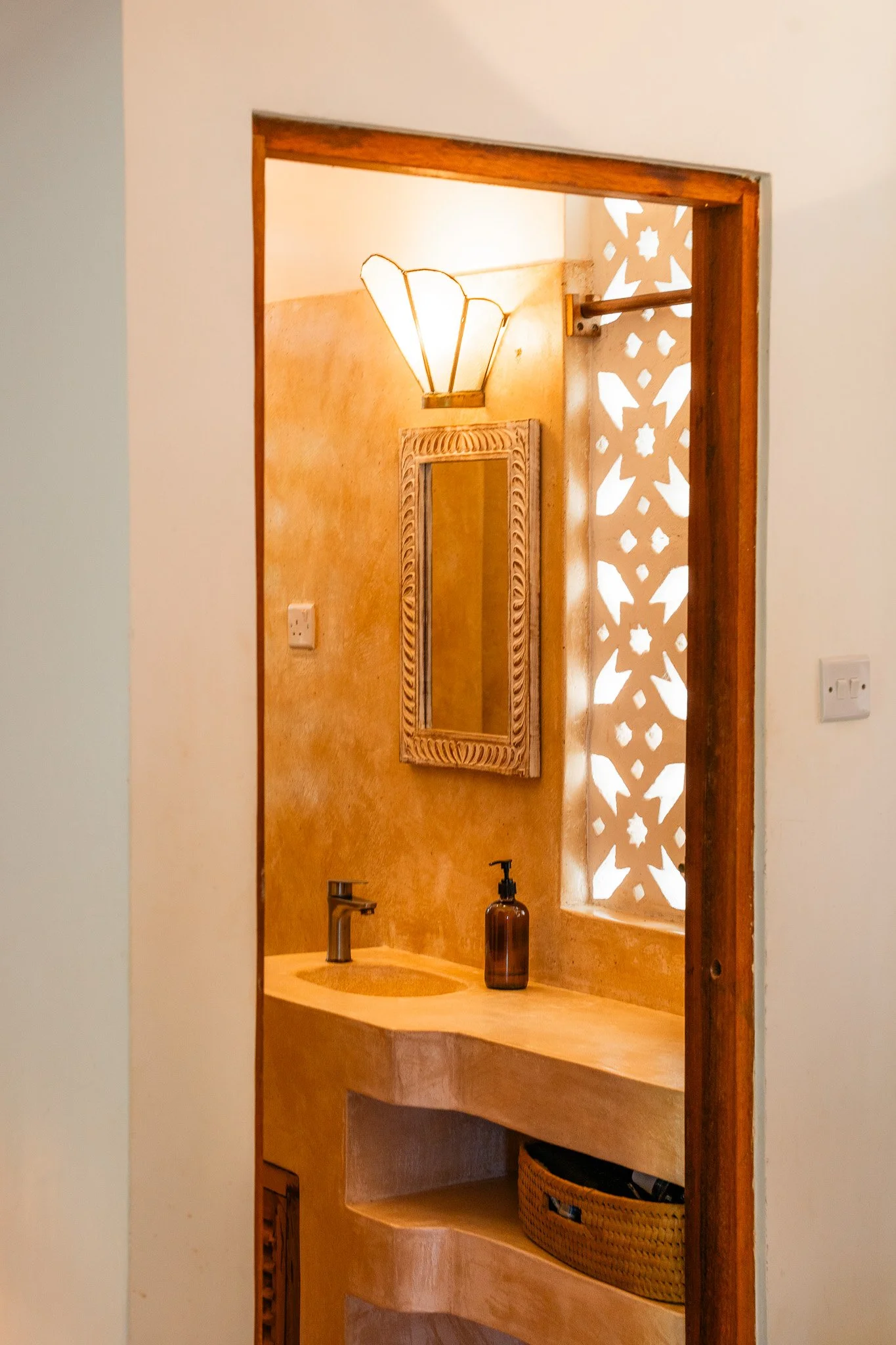Mawimbi cottage features an en-suite bathroom.