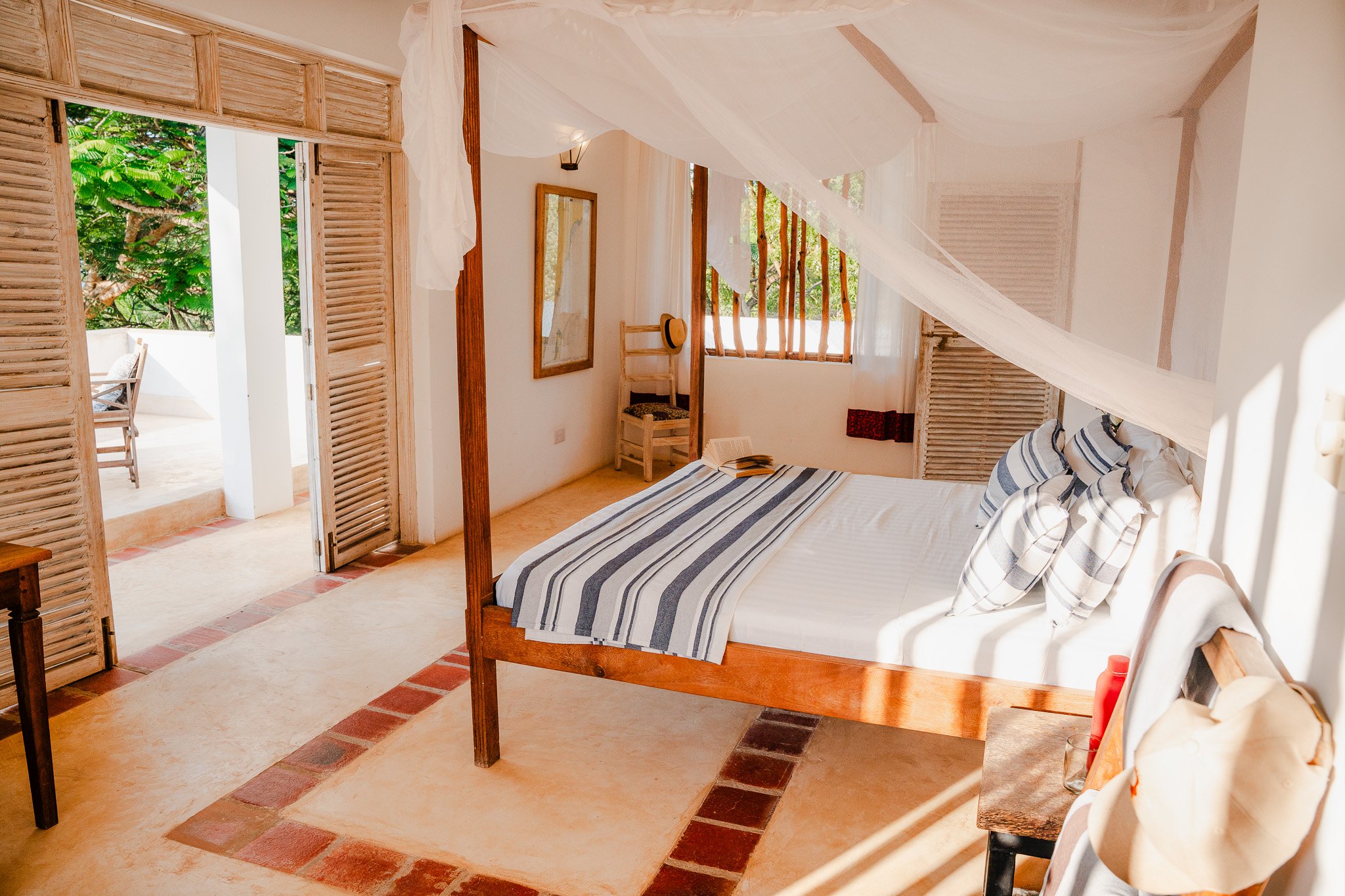 Maridadi master upstairs bedroom with king-size bed and en-suite bathroom.