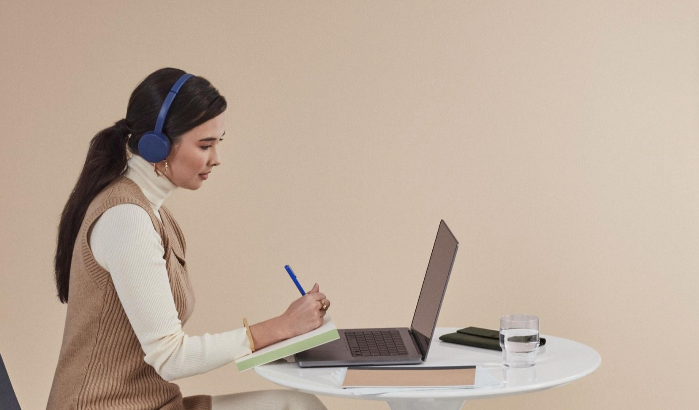 Mujer trabajando desde casa preparando su asesoría financiera online