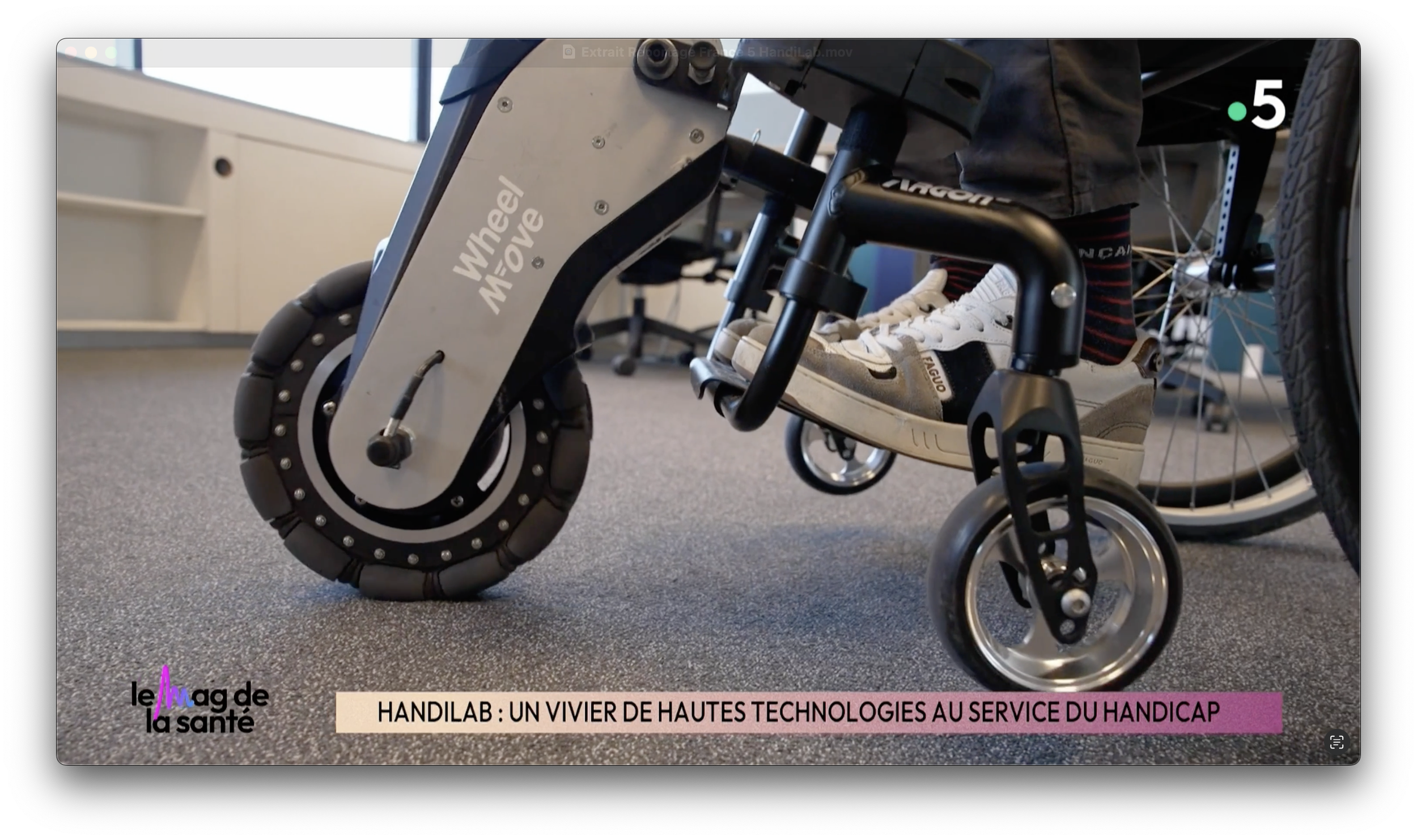 Gauche : première roue motrice d'un fauteuil roulant électrique avec inscription 'Wheel Move'. Droite : petite roue en dessous d'une personne en fauteuil roulant, portant des baskets blanches. En bas, légende : 'HANDILAB : UN VIVIER DE HAUTES TECHNOLOGIES AU SERVICE DU HANDICAP', avec un logo en bas à gauche 'le mag de la santé'.