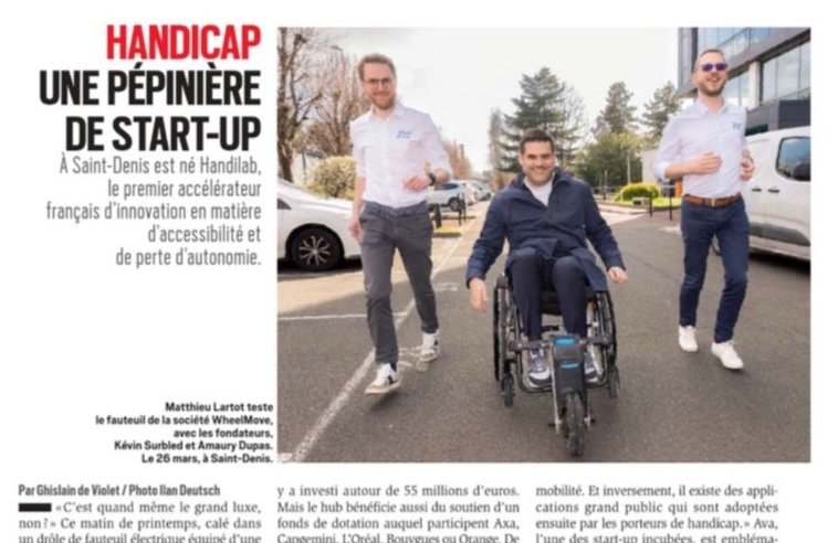 Trois hommes, dont un en fauteuil roulant électrique, défilent dans un parking derrière un article de journal sur une start-up pour l'accessibilité.