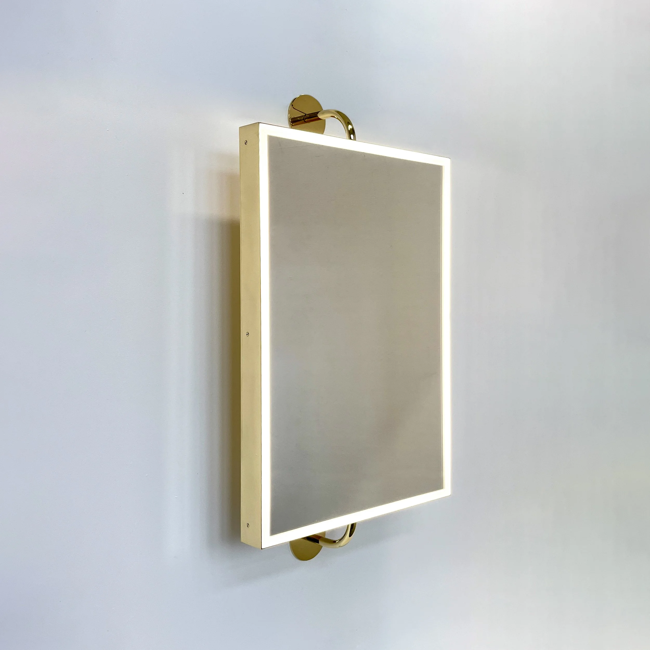 Alguacil_Perkoff_Quadris_Vorso_Rectangular_Wall_Swivel_Mirror_Front_Illuination_Polished_Brass_Frame-01.jpg