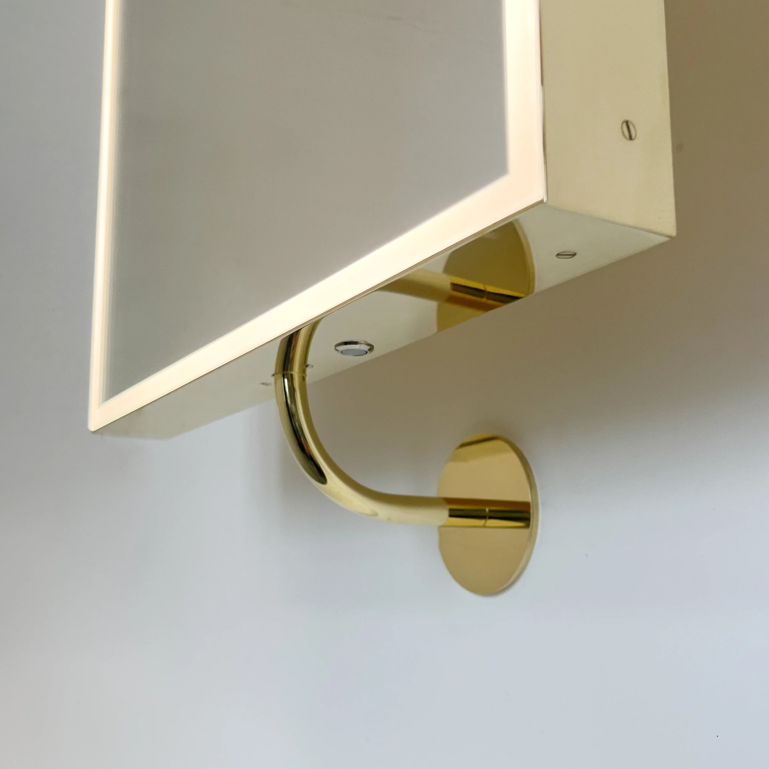 Alguacil_Perkoff_Quadris_Vorso_Rectangular_Wall_Swivel_Mirror_Front_Illuination_Polished_Brass_Frame-24.jpg