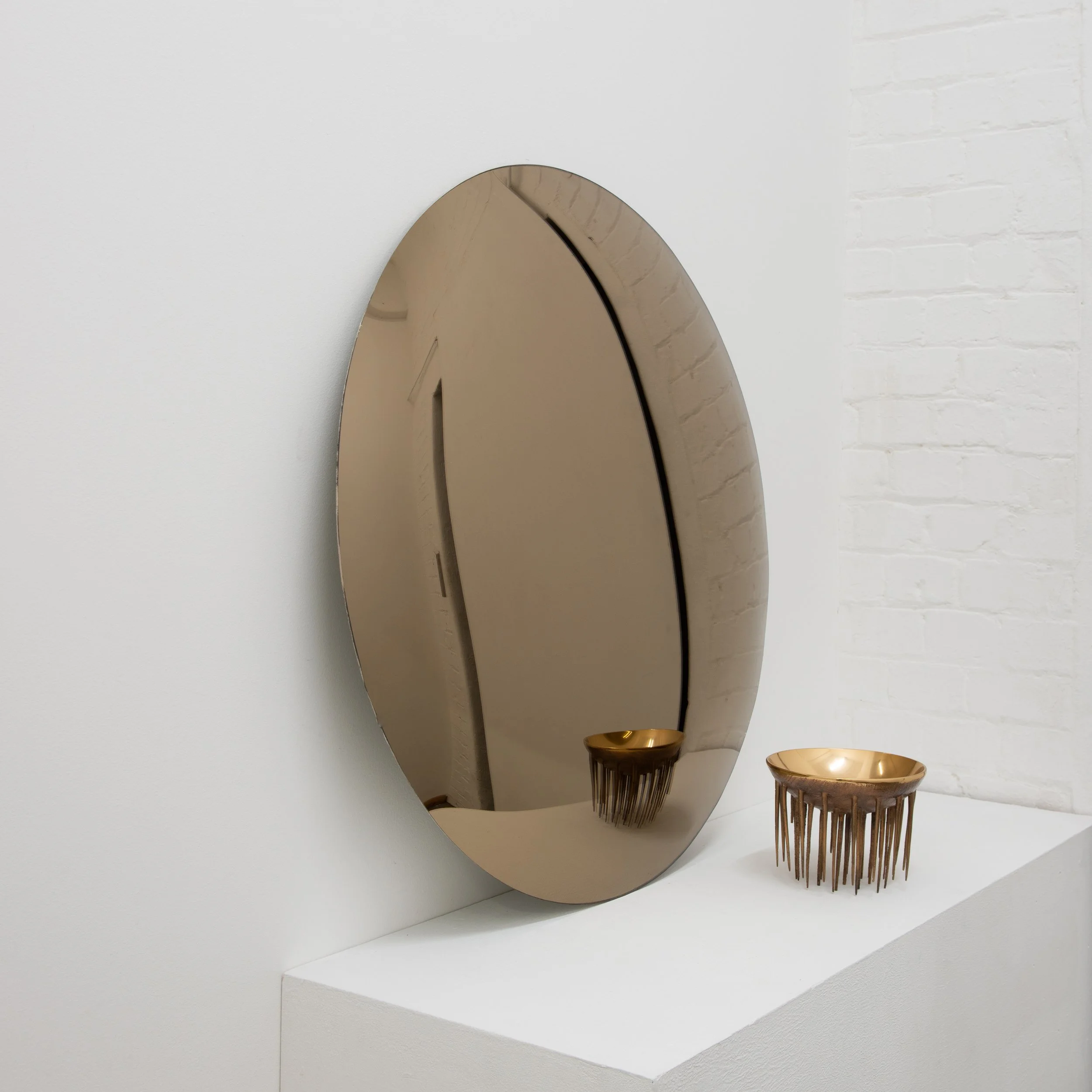AP_Convex_Bronze_Round_Mirror_SQ_02.jpg