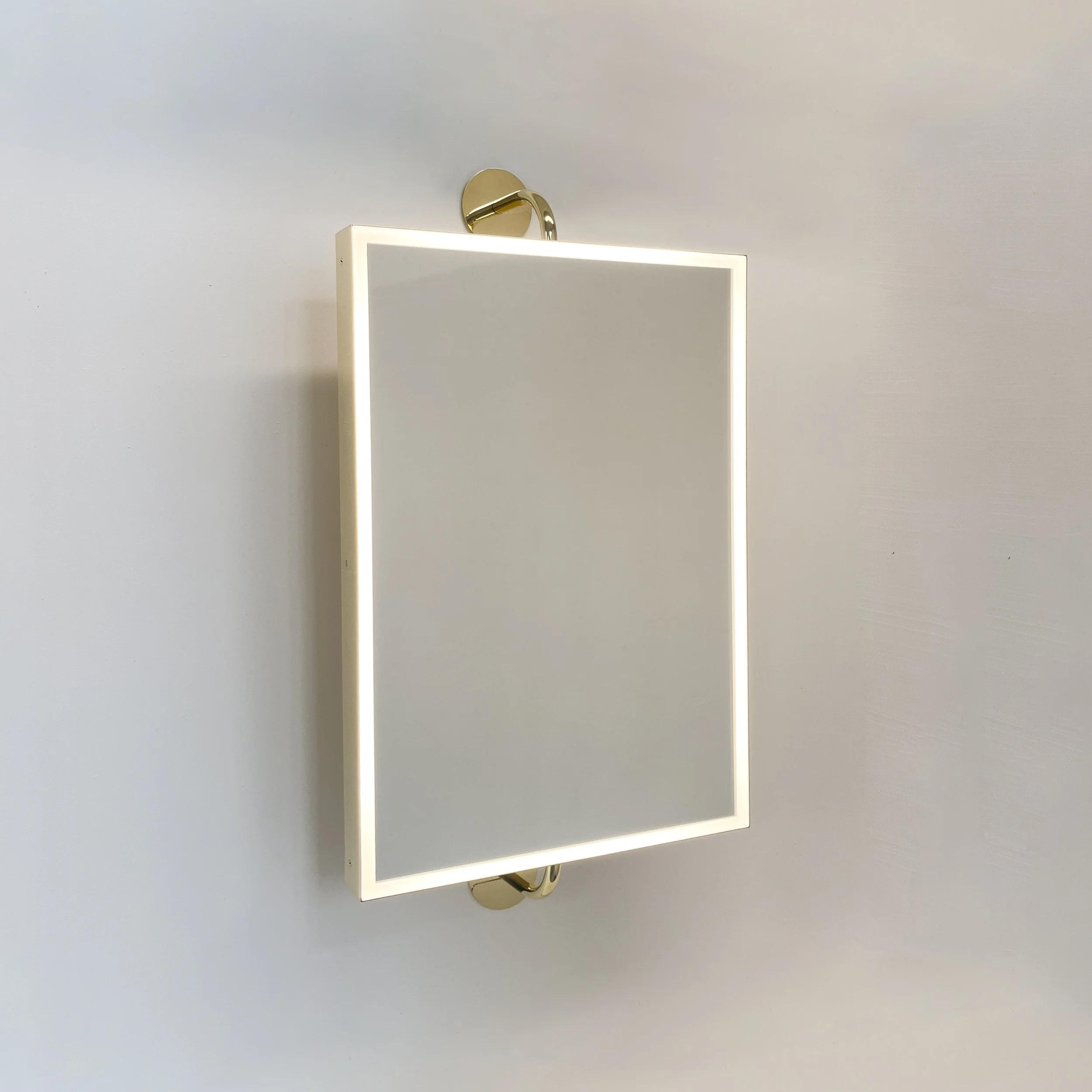 Alguacil_Perkoff_Quadris_Vorso_Rectangular_Wall_Swivel_Mirror_Front_Illuination_Polished_Brass_Frame-02.jpg
