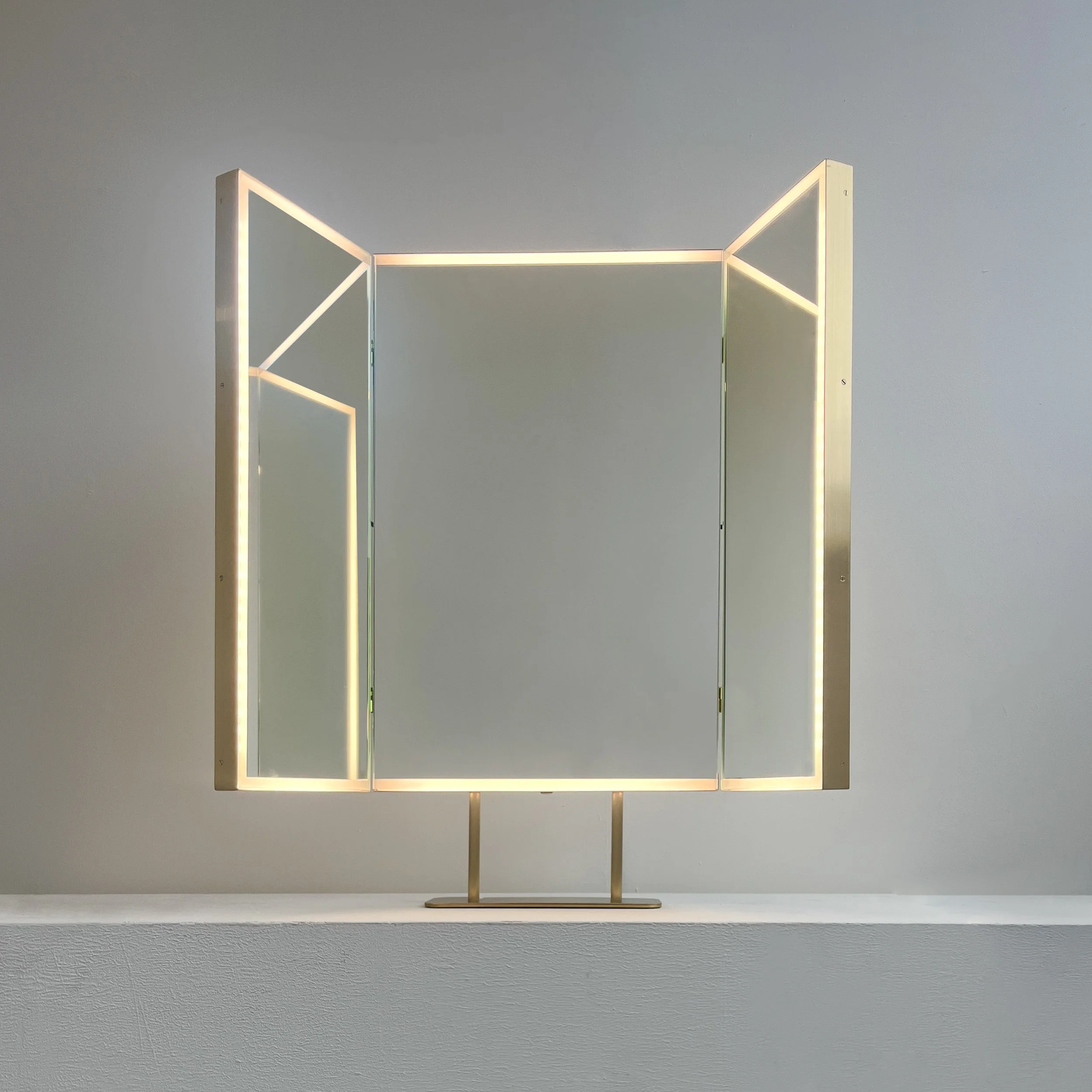 Alguacil_Perkoff_Countertop_Triptych_Mirror_Front_Illu_Brushed_Brass_Frame-00.jpg