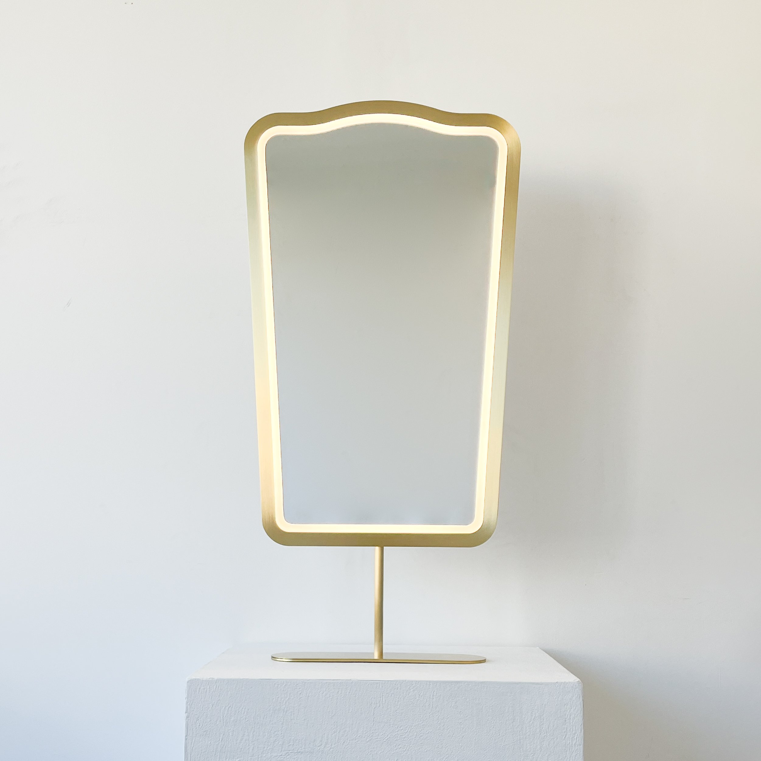 Alguacil_Perkoff_Vintage_4_Countertop_Mirror_Front_Illumination_Brass_Full_Frame-2.jpg