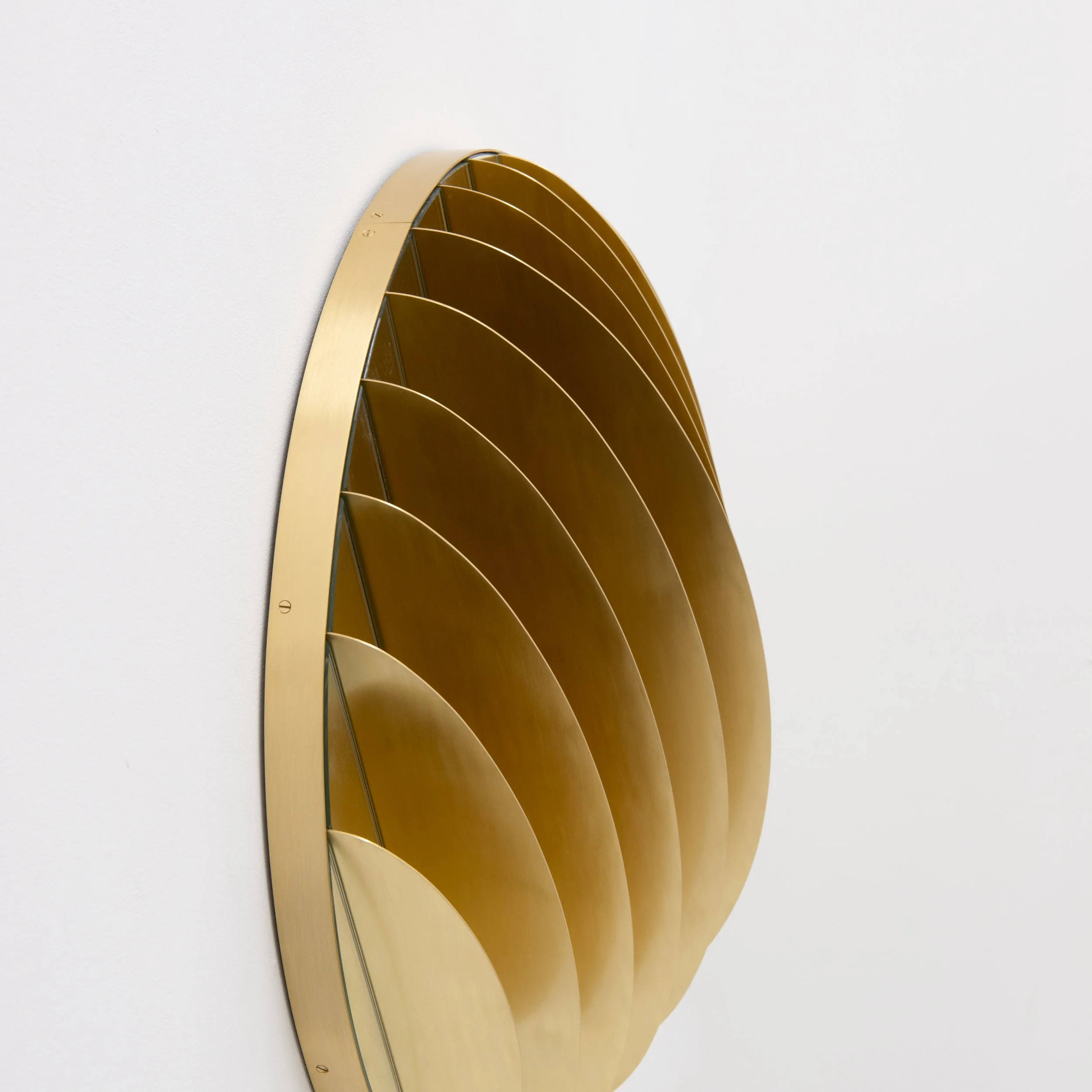 AP_3D_Round_Mirror_Hila_Brushed_Brass_Frame_12.jpg