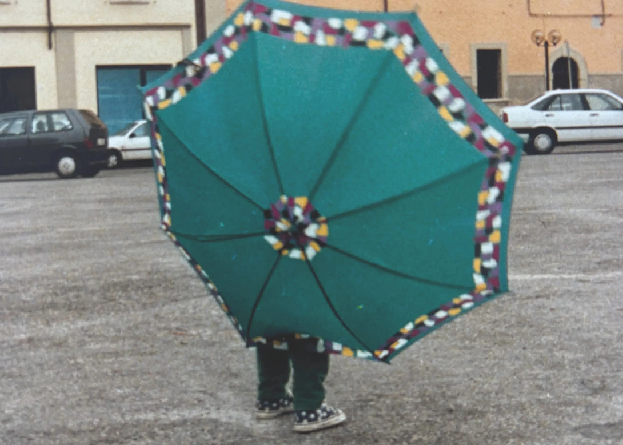 Kleine Clara unter einem riesigen Regenschirm