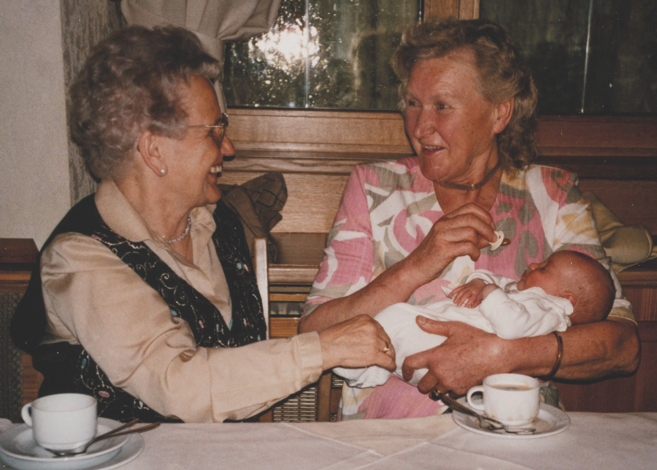 Clara als Baby bei der Taufe auf dem Arm ihrer Oma Irmgard, daneben Oma Hildegard