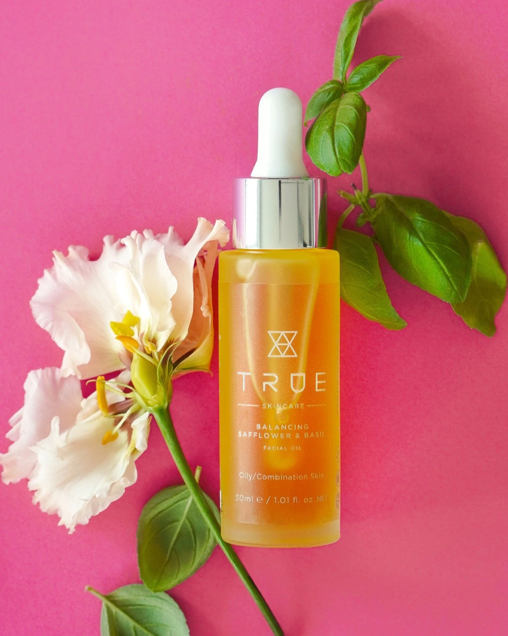 Harness the power of nature with True Skincare&rsquo;s Balancing Safflower &amp; Basil Facial Oil (30 ml). This lightweight botanical blend combines safflower oil&mdash;rich in linoleic acid&mdash;and refreshing basil extract to gently nourish, help 
