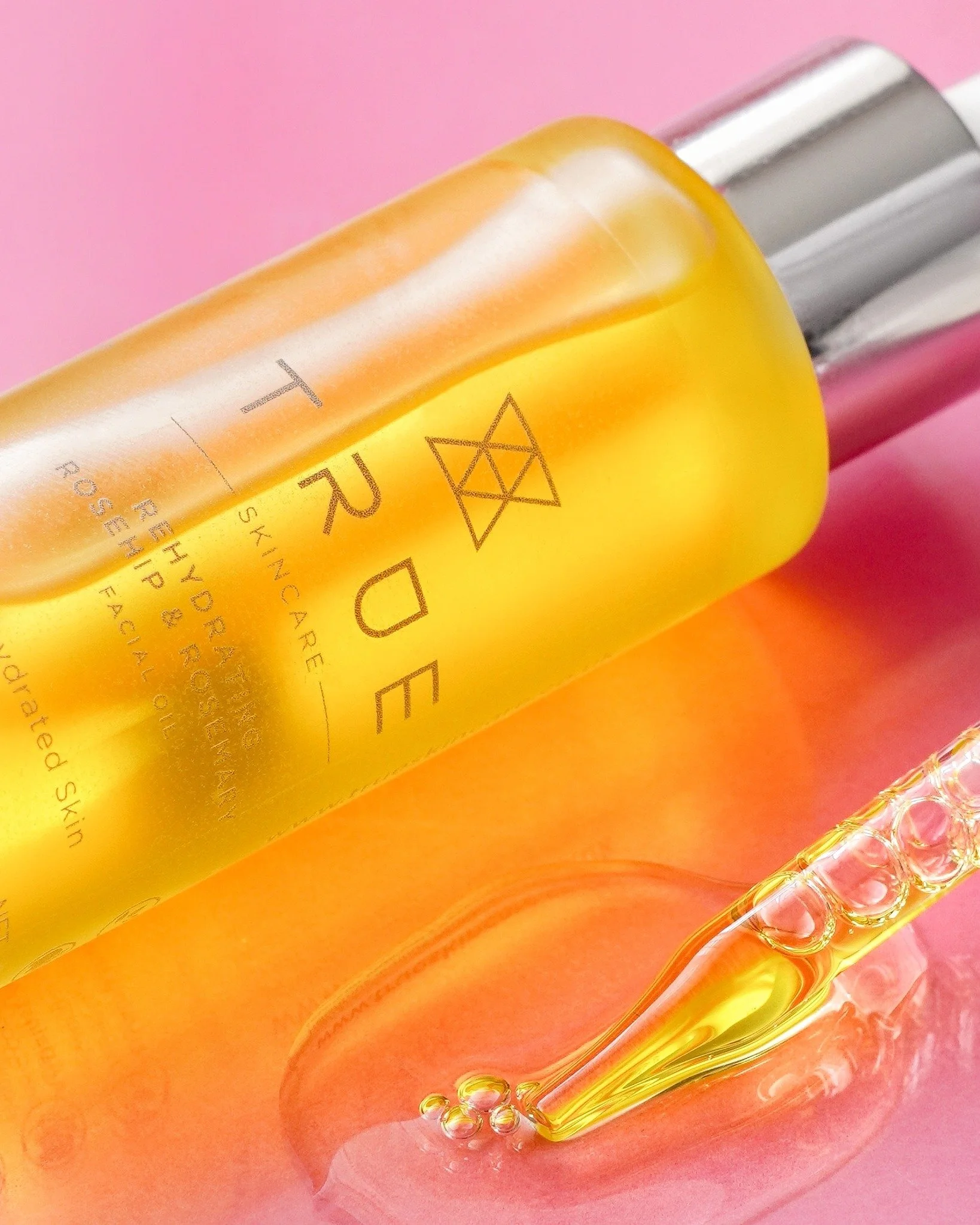 Embrace a luminous, hydrated glow with True Skincare&rsquo;s Rehydrating Rosehip &amp; Rosemary Facial Oil (30 ml). Enriched with nourishing rosehip oil (brimming with natural vitamin A &amp; C) and calming rosemary essential oil, this silky botanica