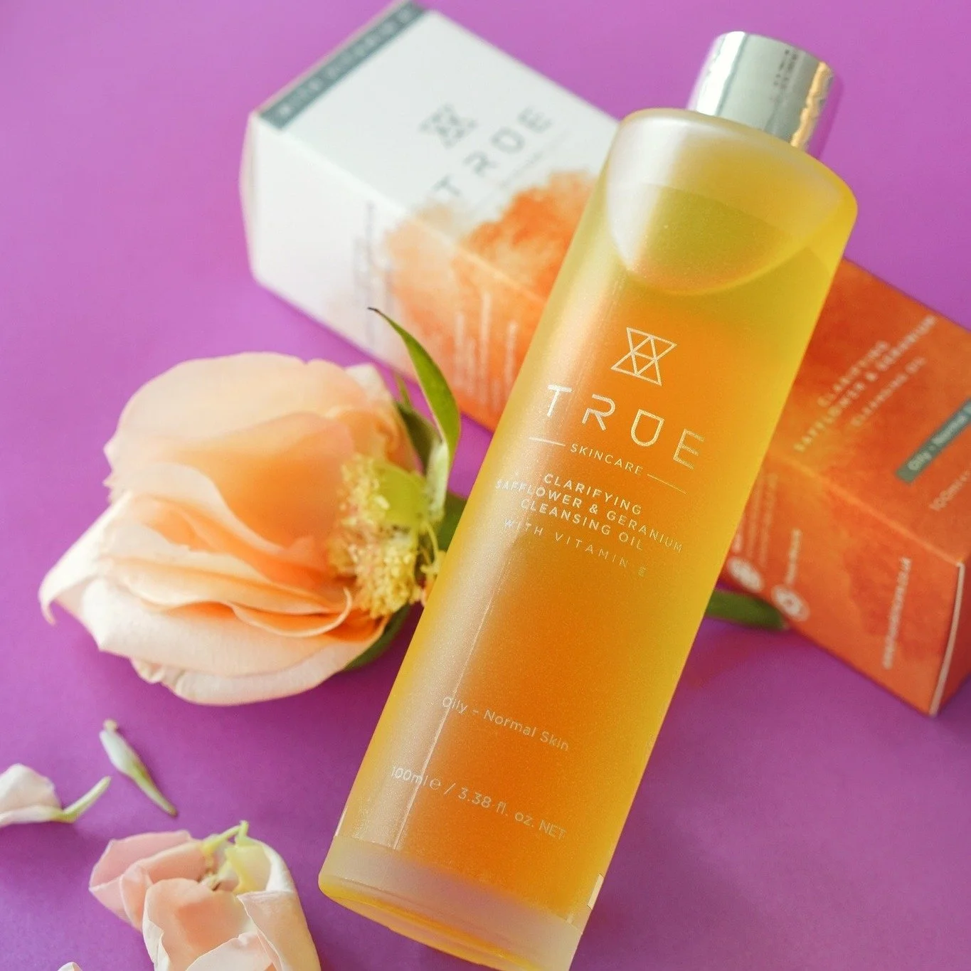Clarifying Safflower &amp; Geranium Cleansing Oil + Balancing Safflower &amp; Basil Facial Oil

The Clarifying Cleansing Oil gently lifts away impurities with Safflower and Geranium. Follow with the Balancing Facial Oil, powered by Safflower and Basi