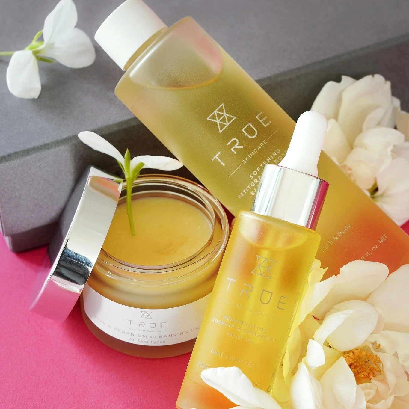 Inside the True Skincare Gift Box is a thoughtful trio designed to care for both skin and senses:

&bull; Rose &amp; Geranium Cleansing Balm &ndash; gently melts away makeup and impurities, leaving skin soft and comfortable
&bull; Rosehip &amp; Rosem