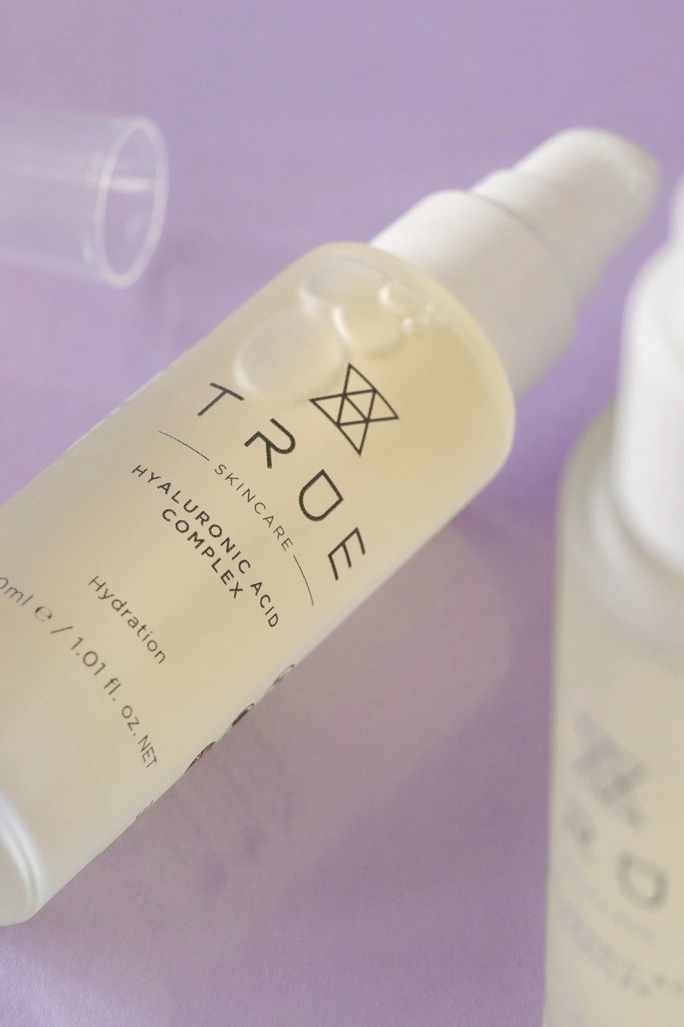 Hydration with intelligence

Gentle yet effective, this advanced Hyaluronic Acid Serum delivers deep hydration with a visible smoothing and lifting effect.

Plant-based Polysaccharides and Sodium Hyaluronate work to bind moisture into the skin, while