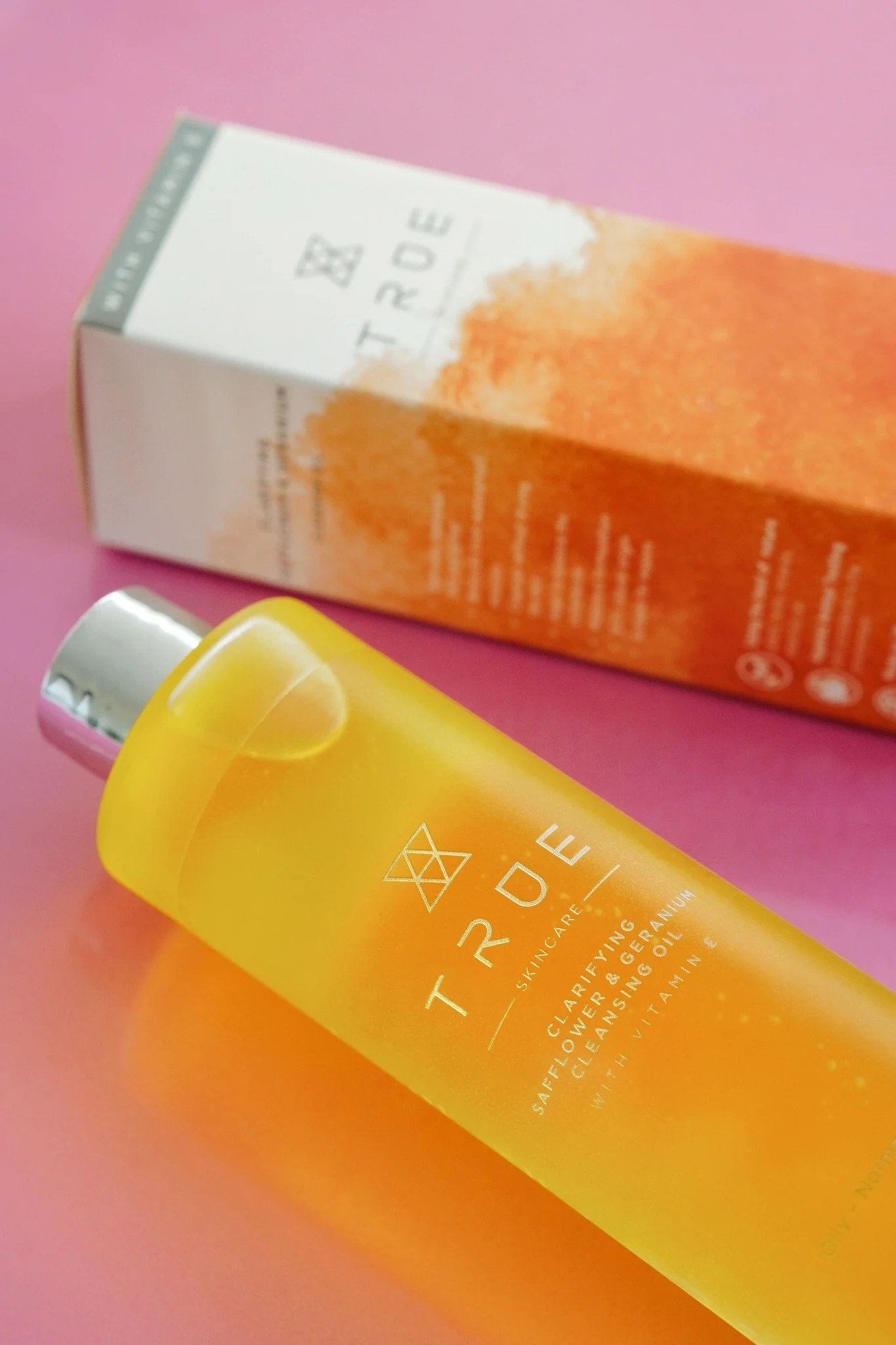 Light, silky, effortless.

Our Clarifying Safflower &amp; Geranium Cleansing Oil melts away makeup and the day, leaving skin soft, balanced and quietly radiant.

It&rsquo;s less about removing &mdash;
more about how your skin feels afterwards.

&poun