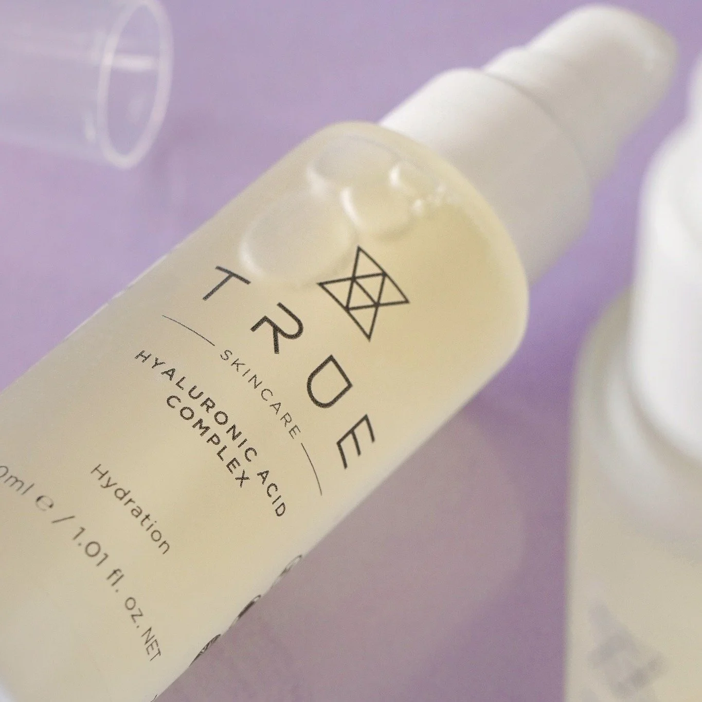 Lightweight. Hydrating. Quietly transformative.

This is the serum you reach for when skin needs freshness, bounce and that subtle healthy lift without heaviness.

Powered by plant-based Polysaccharides, Sodium Hyaluronate and Vitamin C, it helps smo