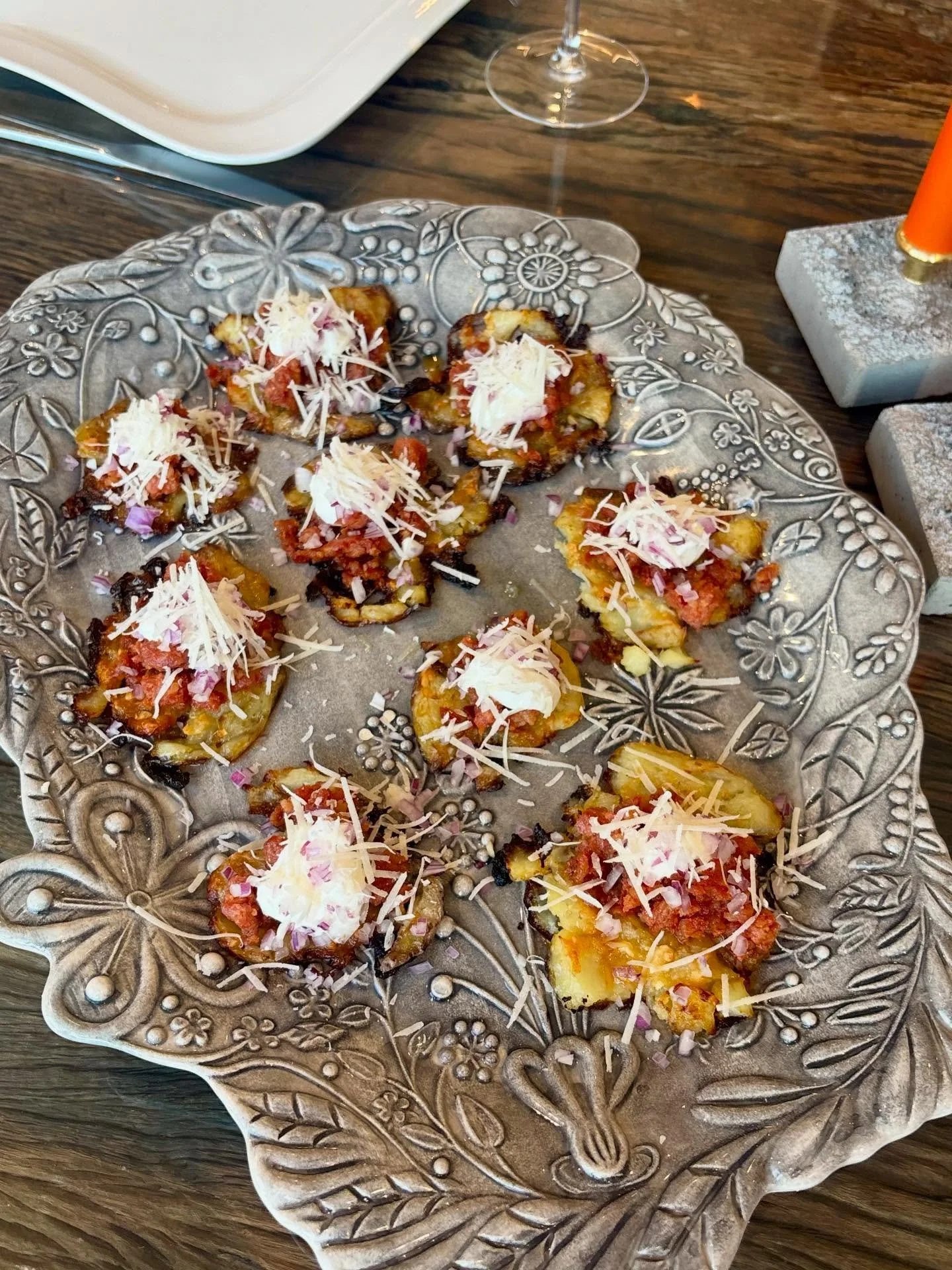 Ett hett tips, perfekt som tilltugg! 🥂❤️ Smashed potatoes med salsiccia😍

Ingredienser: 
- Salsiccia Nonna Elide (Mild piri piri)
- potatis 
- olivolja Nonna Elide 
- sm&ouml;r
- parmesan 
- vitl&ouml;k
- r&ouml;dl&ouml;k

G&ouml;r s&aring; h&auml;