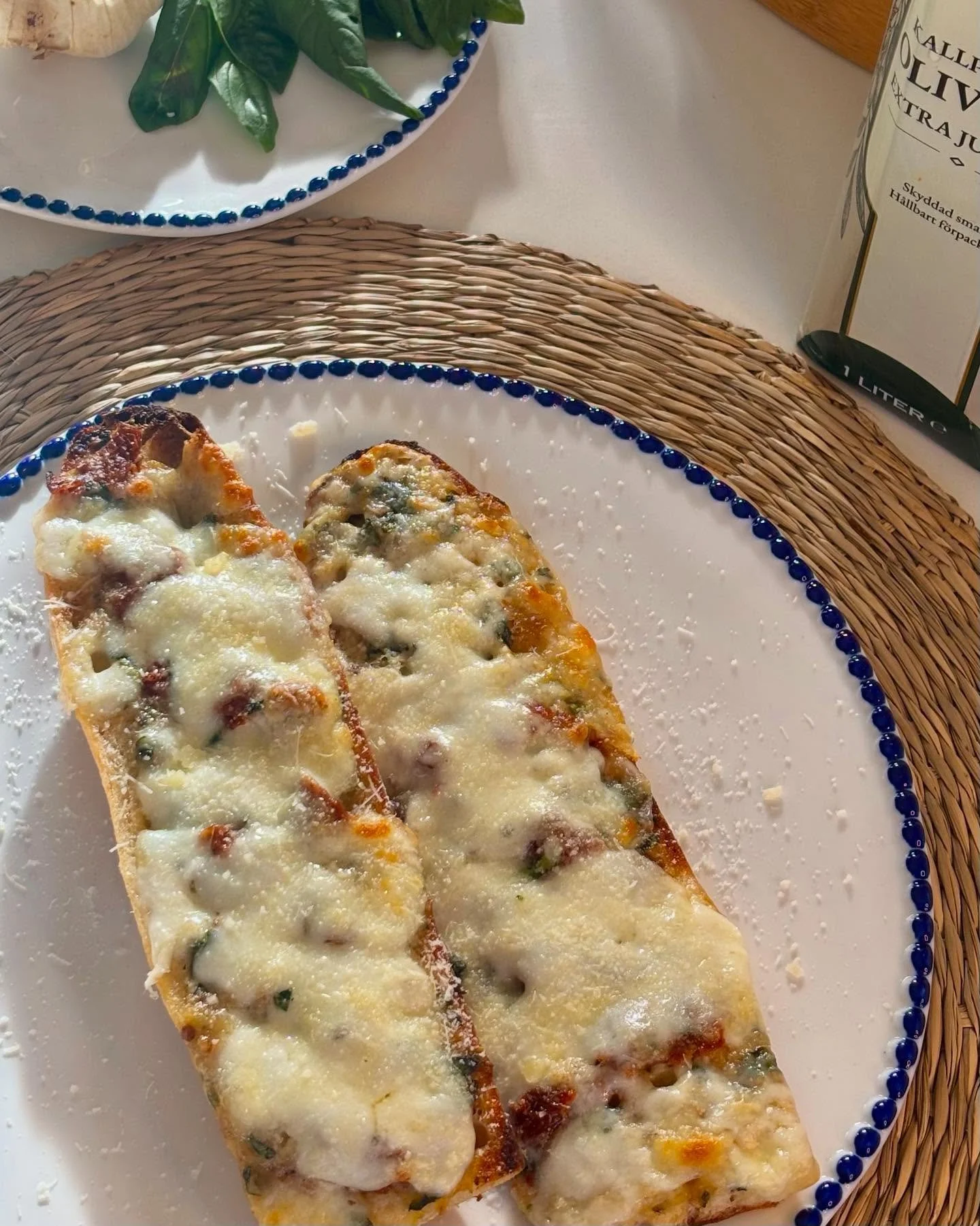 Vitl&ouml;ksbr&ouml;d med soltorkade tomater och basilika 🥖🧄❤️ Wow vad bra de blir!! 

Ingredienser
	&bull;	Nonna Elide olivolja
	&bull;	3 hela vitl&ouml;kar
	&bull;	1 dl soltorkade tomater (hackade)
	&bull;	120 g sm&ouml;r (rumsvarmt)
	&bull;	1 ba