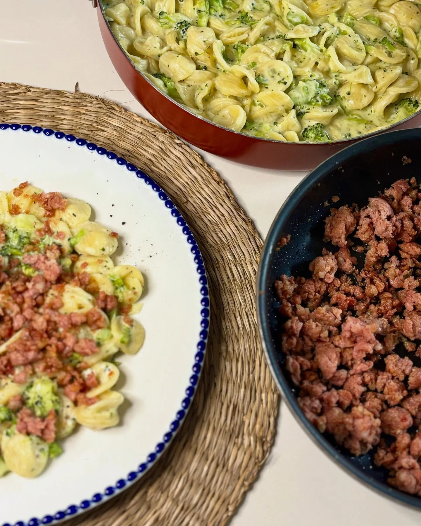 Idag &auml;r det alla korvars dag! 🌭🙌 Detta firar vi med ett fantastiskt gott recept: Kr&auml;mig broccolipasta med knaprig salsiccia 😍 

Denna var gudomligt god och ett perfekt s&auml;tt att f&aring; i sig lite extra gr&ouml;nsaker 🥦

Ingrediens