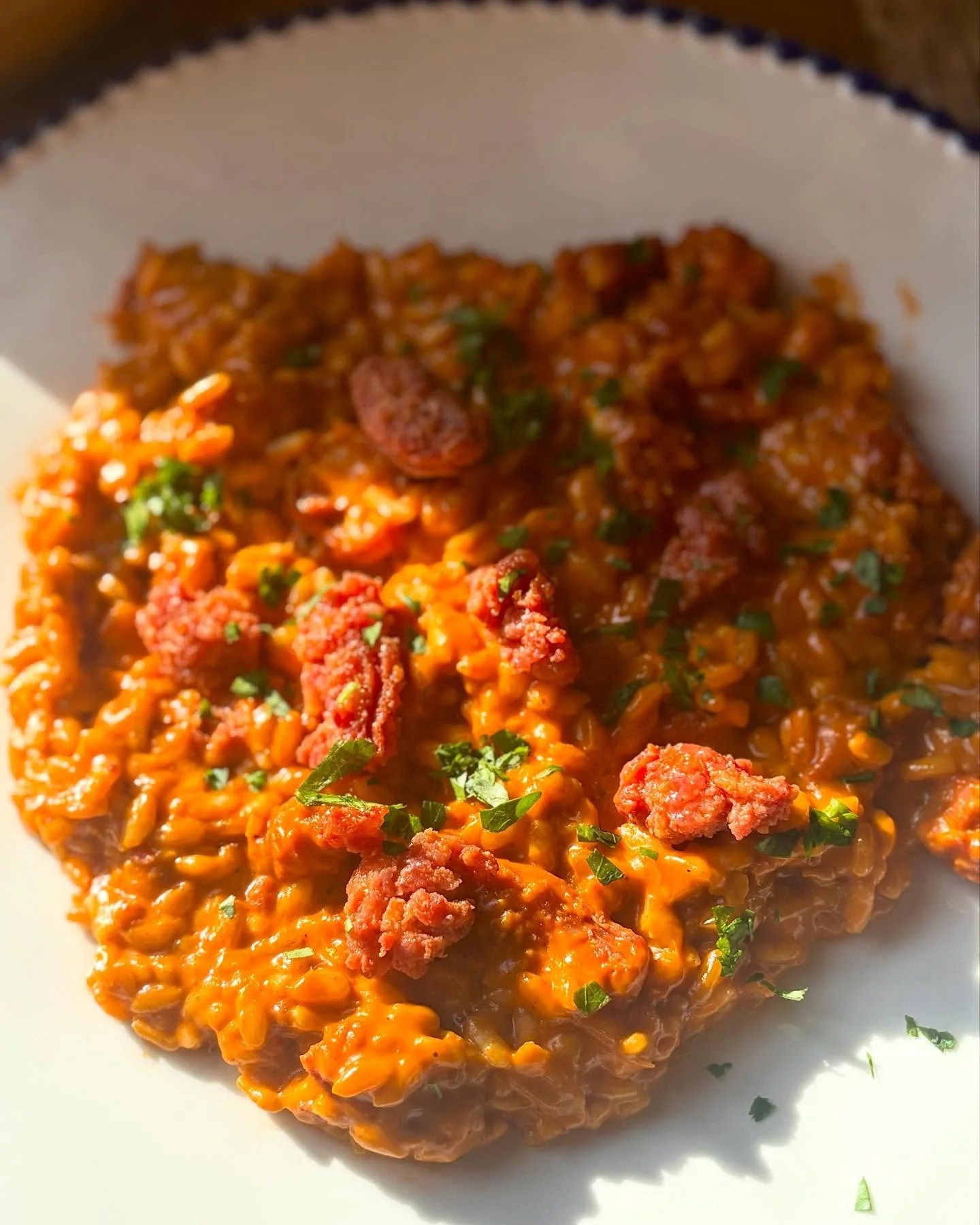 Ibland vill man bara ha n&aring;got riktigt kr&auml;migt, lite spicy och s&aring;&aring; gott 😍 Den h&auml;r heta salsiccia-tomatrisotton &auml;r comfort food p&aring; h&ouml;g niv&aring; &ndash; enkel att g&ouml;ra men k&auml;nns riktigt lyxig. Mum