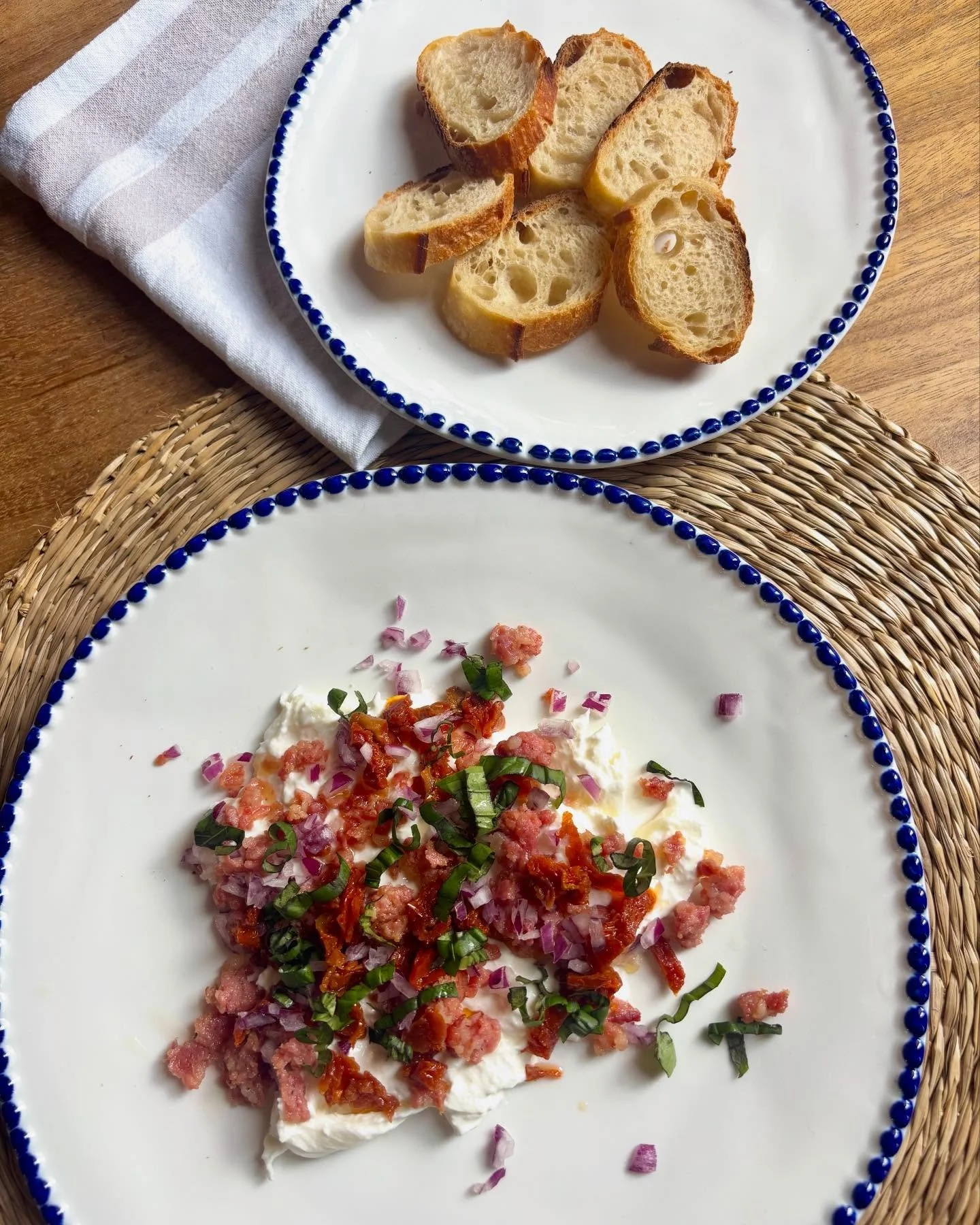 Sugen p&aring; en riktigt fantastisk f&ouml;rr&auml;tt? Den h&auml;r burrata-dippen med krispig salsiccia &auml;r helt otrolig 😍

Ingredienser:

* Nonna Elide original salsiccia
* 1 burrata
* &frac12; dl hackade soltorkade tomater
* En n&auml;ve hac