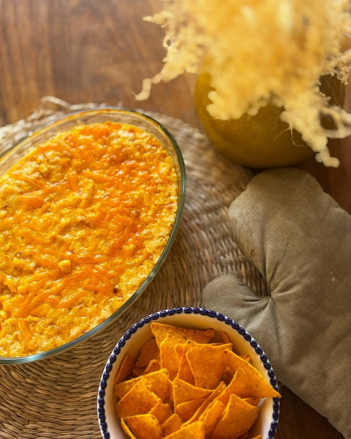 Sugna p&aring; en varm och kr&auml;mig dipp? Denna kr&auml;miga salsiccia och majs dippen &auml;r fantastisk god och funkar utm&auml;rkt till tacofredagen 🥰❤️ H&aring;ll utkik under helgen f&ouml;r hela receptet!! 

#majs #salsiccia #nonnaelide #tac