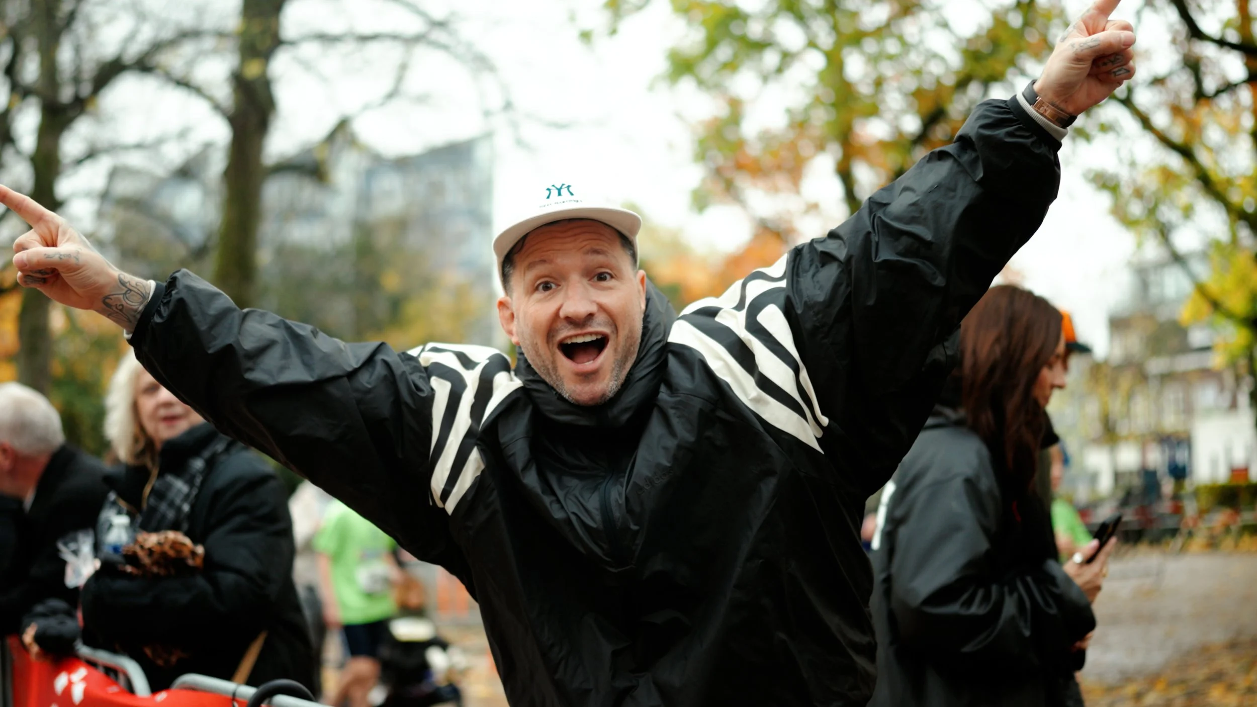 Kraantje pappie die tijdens de Plantsoenloop 2025 in Groningen de deelnemers van de hardloopwedstrijd aanmoedigt.
