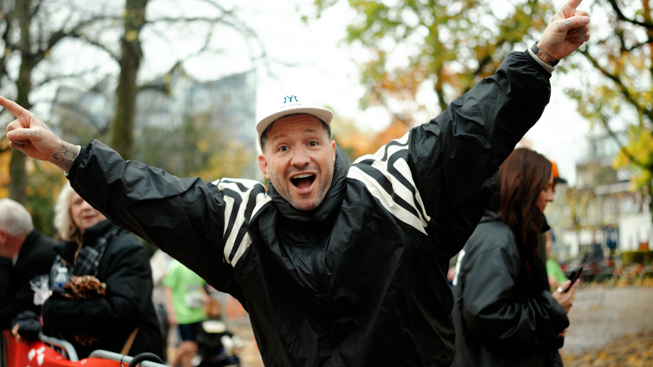 Kraantje pappie die hardlopers aanmoedigt tijdens de Plantsoenloop 2025 in Groningen.