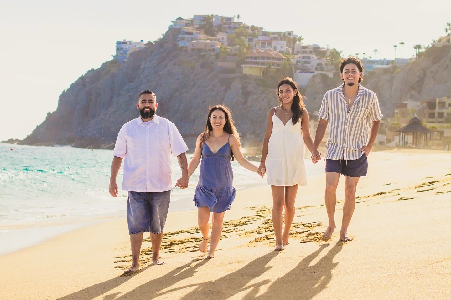 A photoshoot in Cabo is the best keepsake for everyone in the family: mom, dad, teens, grandparents, godparents&hellip; we could go on and on. The trip will undoubtedly end too soon; but the photos last forever. 🤍