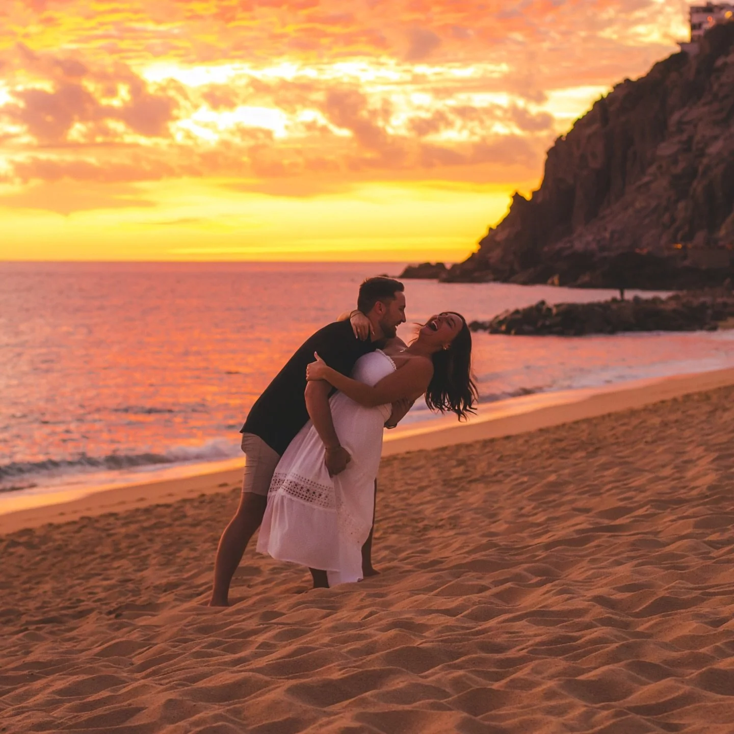 Looking for a gift she&rsquo;ll never forget? (Like, literally, the memories will be proudly displayed on her walls!) Book a romantic golden-hour photo session with us 📸🫶🌅