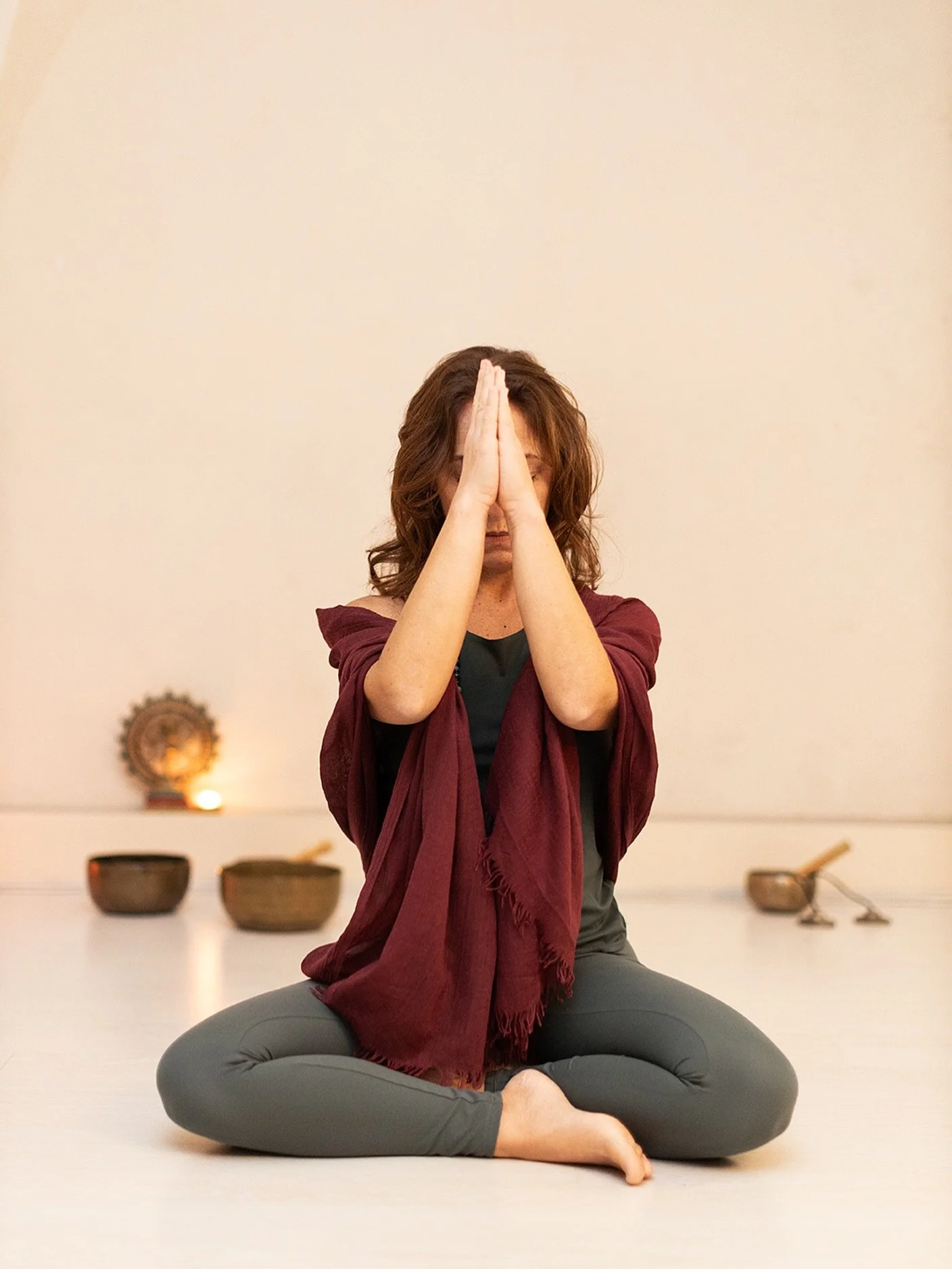 Ti auguro di sentirti VIVA. 

Stamani dopo la mia pratica mi sono sdraiata in savasana e la sensazione era proprio quella. Sentirmi viva.

Tutto il corpo brulicava di un energia interna. Hai presente questa sensazione? &Egrave; una delle cose per cui