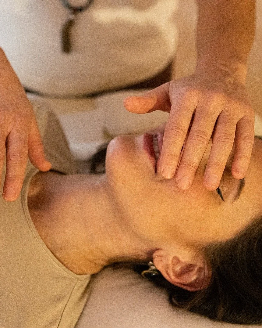 Nelle sessioni di massaggio del grembo e pranoterapia di ieri, &egrave; emerso un tema importante che mi fa riflettere.

Tante donne mi hanno chiesto: &ldquo;Ma tu cosa hai sentito?&rdquo;
E io ho cercato di spiegare che non sono una sensitiva, non s