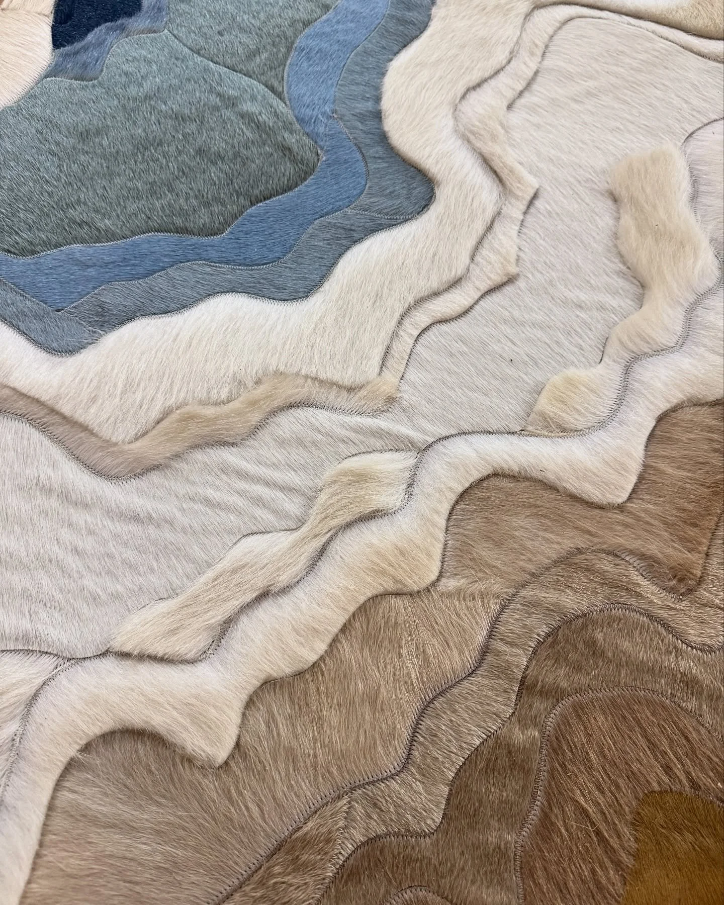 This hide is the definition of effortless luxury. Serving looks, texture, and warm vibes. It understands the assignment and has the ability to make any room feel like a moment. 
.
#HideRugs #EffortlessLuxury #InteriorDesign #FlooringExperts