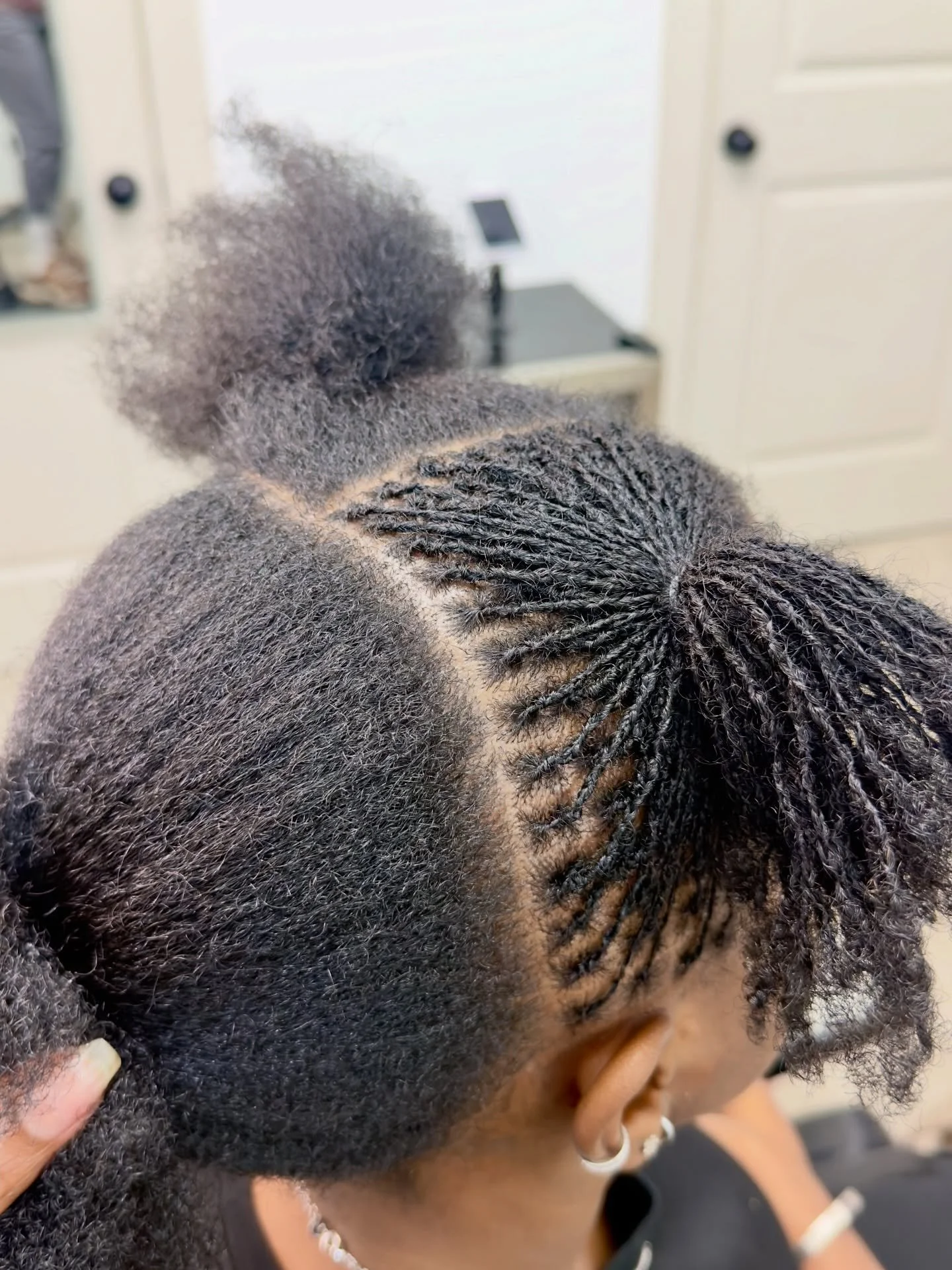 Fresh install in progress&hellip;Every part mapped. Every loc started with intention. This is what the process looks like up close.

#Sisterlocks #SisterlocksDFW #SisterlocksMcKinney #FreshInstall #DFWNaturalHair