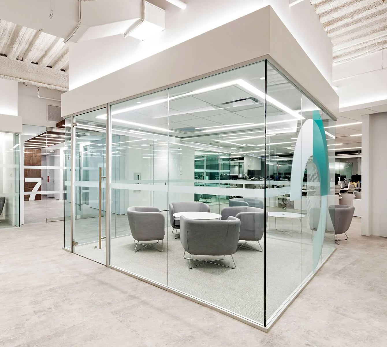 Pinebridge_Investments_Quantum_Single_Butt-Glazed_Clear_Anodized_1.jpeg