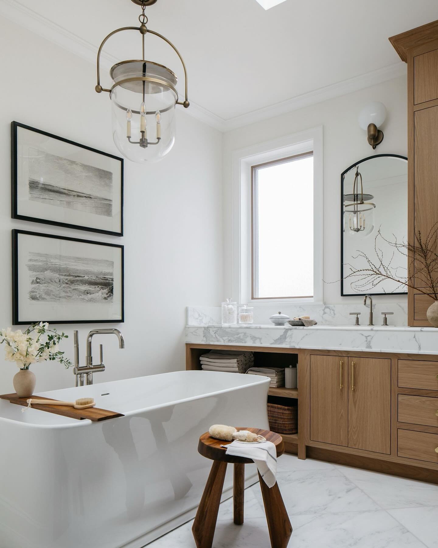 Transforming this primary bath during my tenure at @kiradaviddesign was such a rewarding project! ✨ The beautiful custom cabinets and natural materials bring a sense of calm and timeless elegance to the space. 🛁 

Design @kiradaviddesign 
Photograph