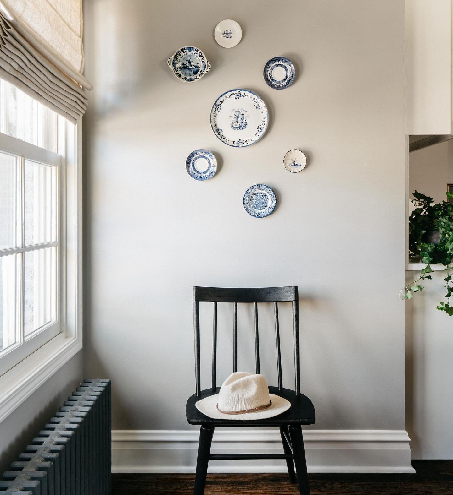 A moment for these vintage English plates. 🍂✨ The perfect touch as the cozy fall vibes start to settle in. 

Design @kristen.mahoney.interiors 
Photographer @margaretrajic 
Styling @stylewithbrit 

#VintageCharm #PlatePerfection #KristenMahoneyInter
