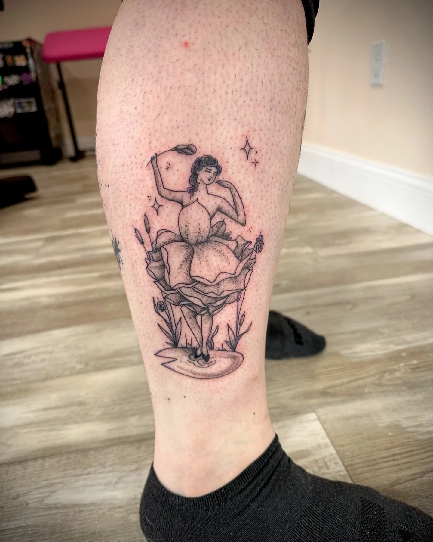 So fun got to do a piece of my flash along with this sweet sword 💋✨