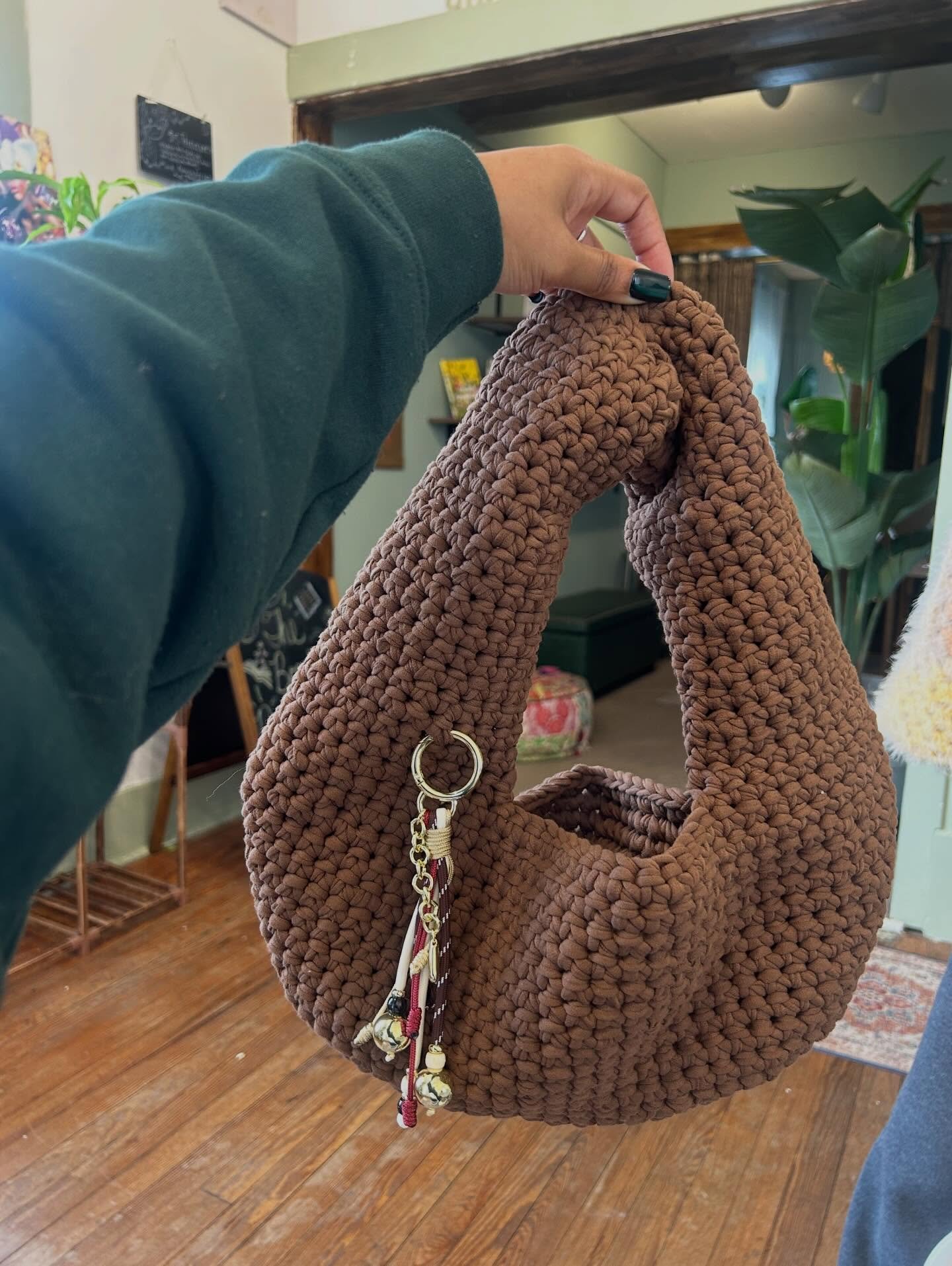 The viral donut handbag🍩✨ This project worked up QUICKLY! Like start to finish took about 4hrs. The pattern is also beginner friendly so please believe we are making this in the crochet workshop in the new year🥳🧶 #crochet #donutbag #crochetwearabl