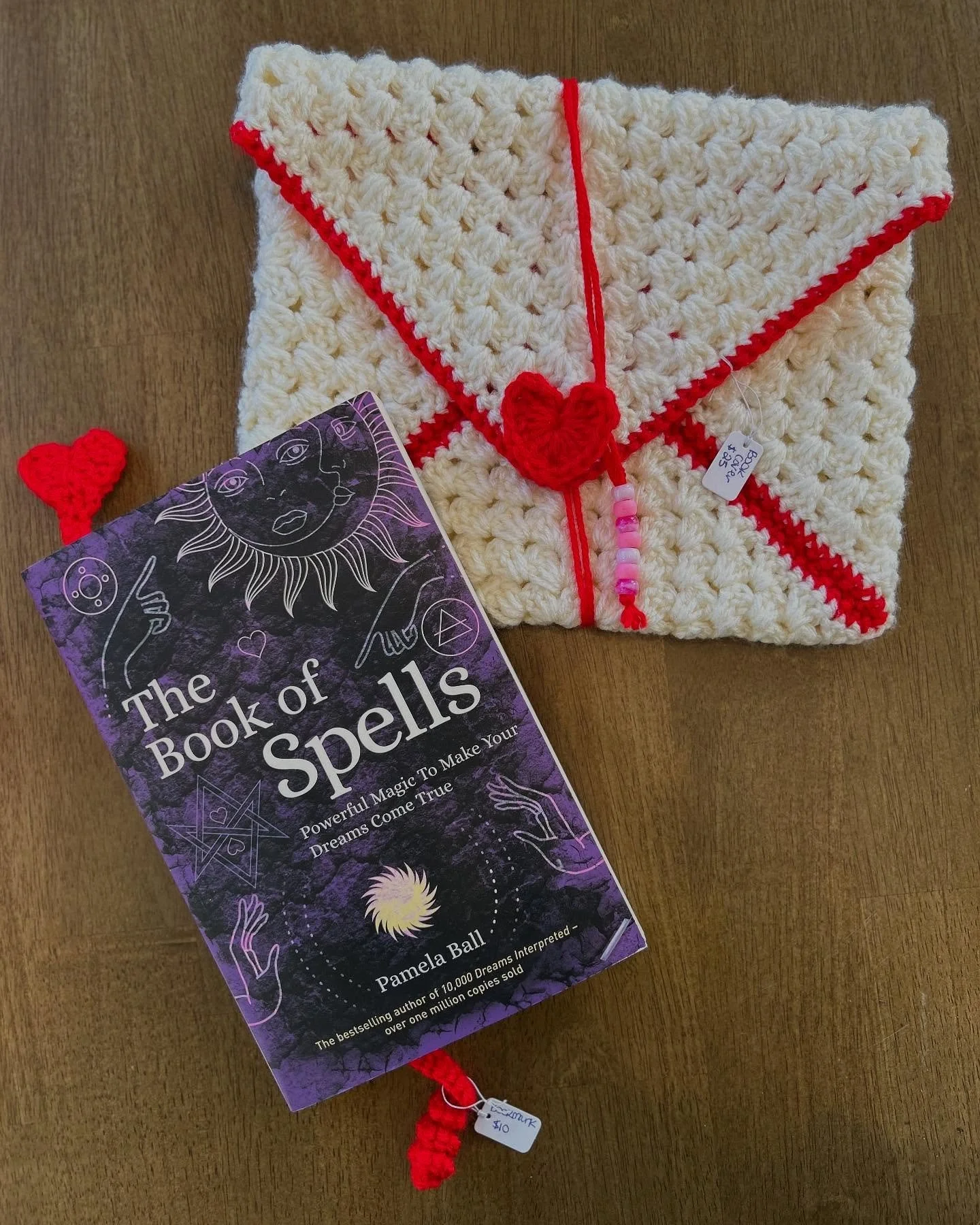 Have a bookworm in your life?🤓📚 Treat them to these cute, sweetheart theme book accessories for Valentines Day this year!❣️🥰 We have the most adorable Love Letter theme book/Ipad sleeve and heart-shaped bookmarks💞 Available NOW @_plantandstone_ f