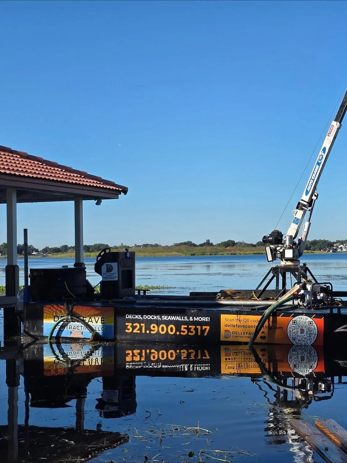 Check out the crane barge in action as we set more pilings and framing going jn for our client, Richard, on Lake Conway 🏗️ The crane barge is one of the most important pieces of equipment in marine construction for multiple reasons: 

⚓ 1. Heavy Lif